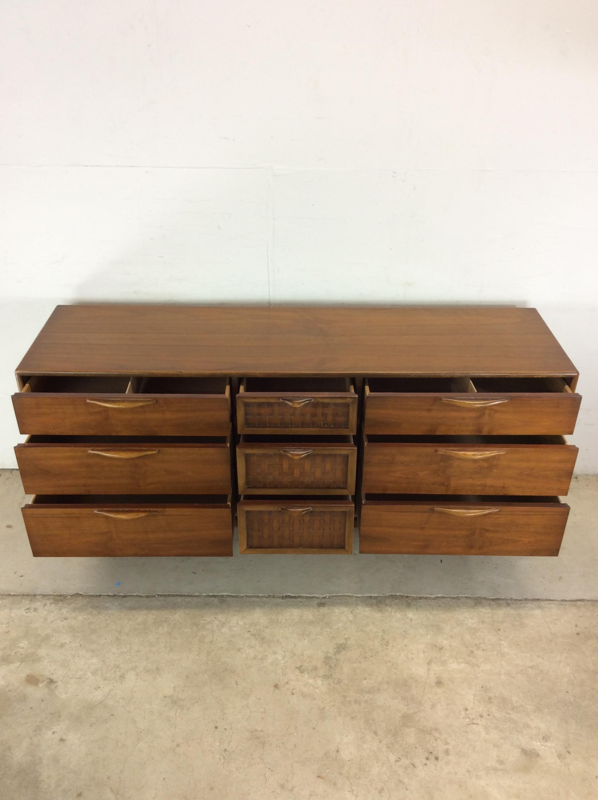 Comò Lowboy in stile Mid Century Modern di Perspective by Lane Furniture in vendita 2