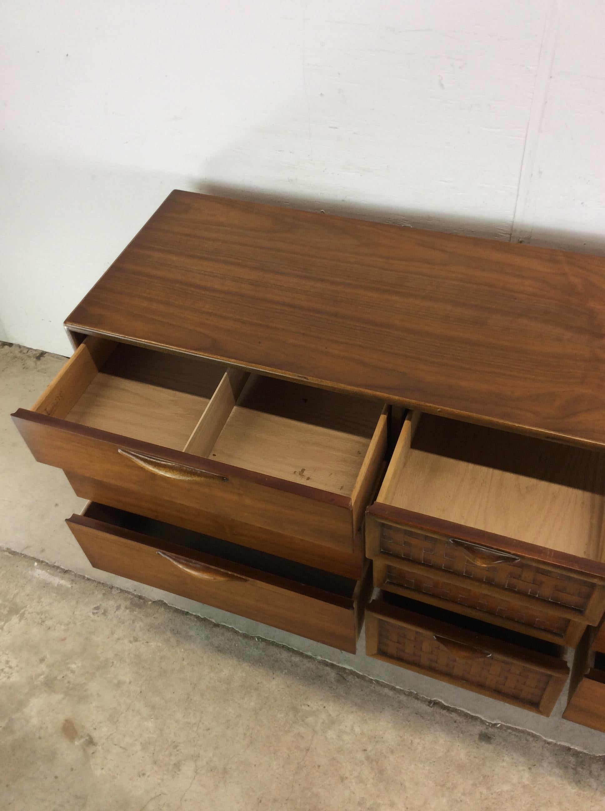 Comò Lowboy in stile Mid Century Modern di Perspective by Lane Furniture in vendita 4