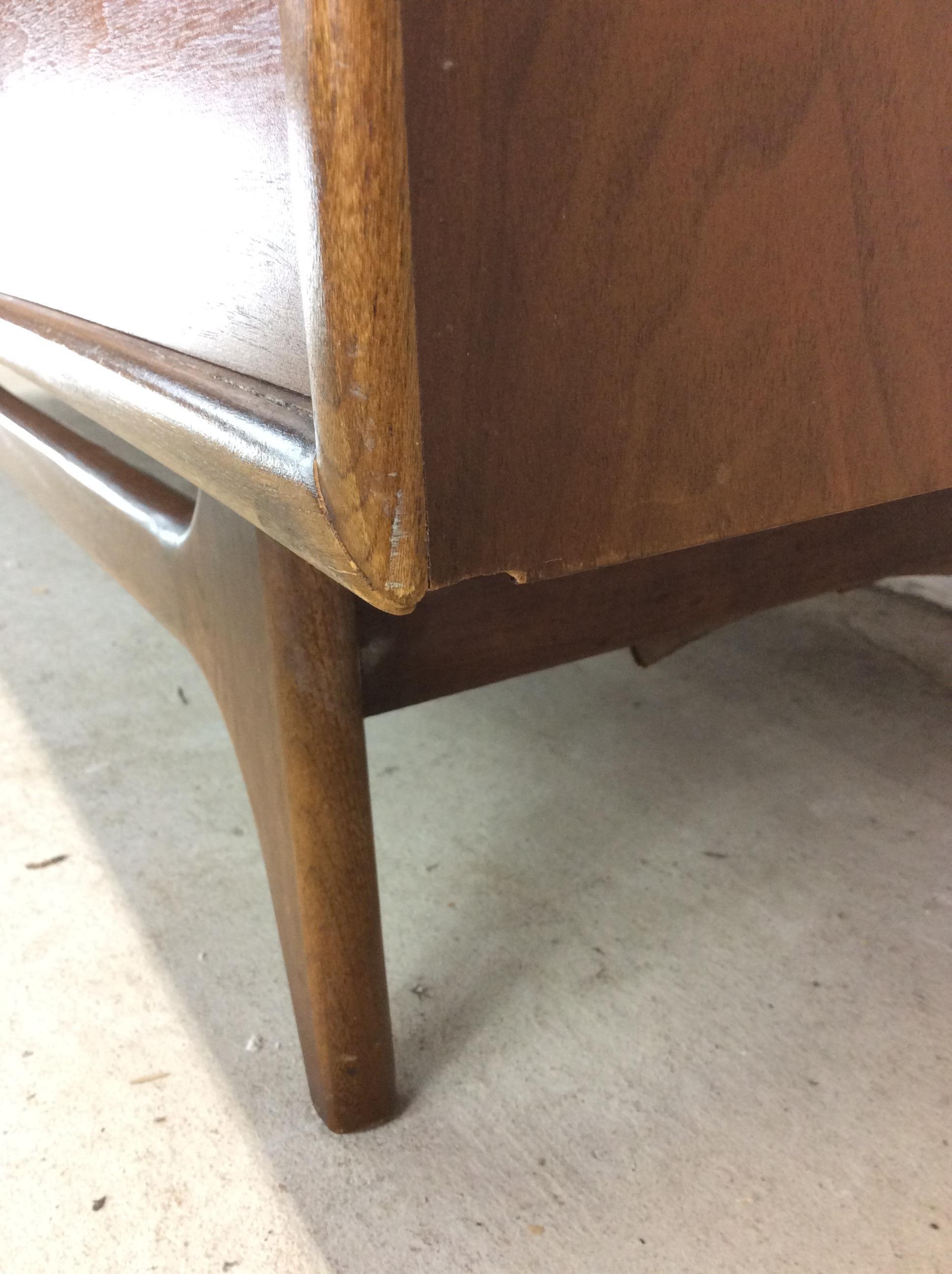 Comò Lowboy in stile Mid Century Modern di Perspective by Lane Furniture in vendita 11