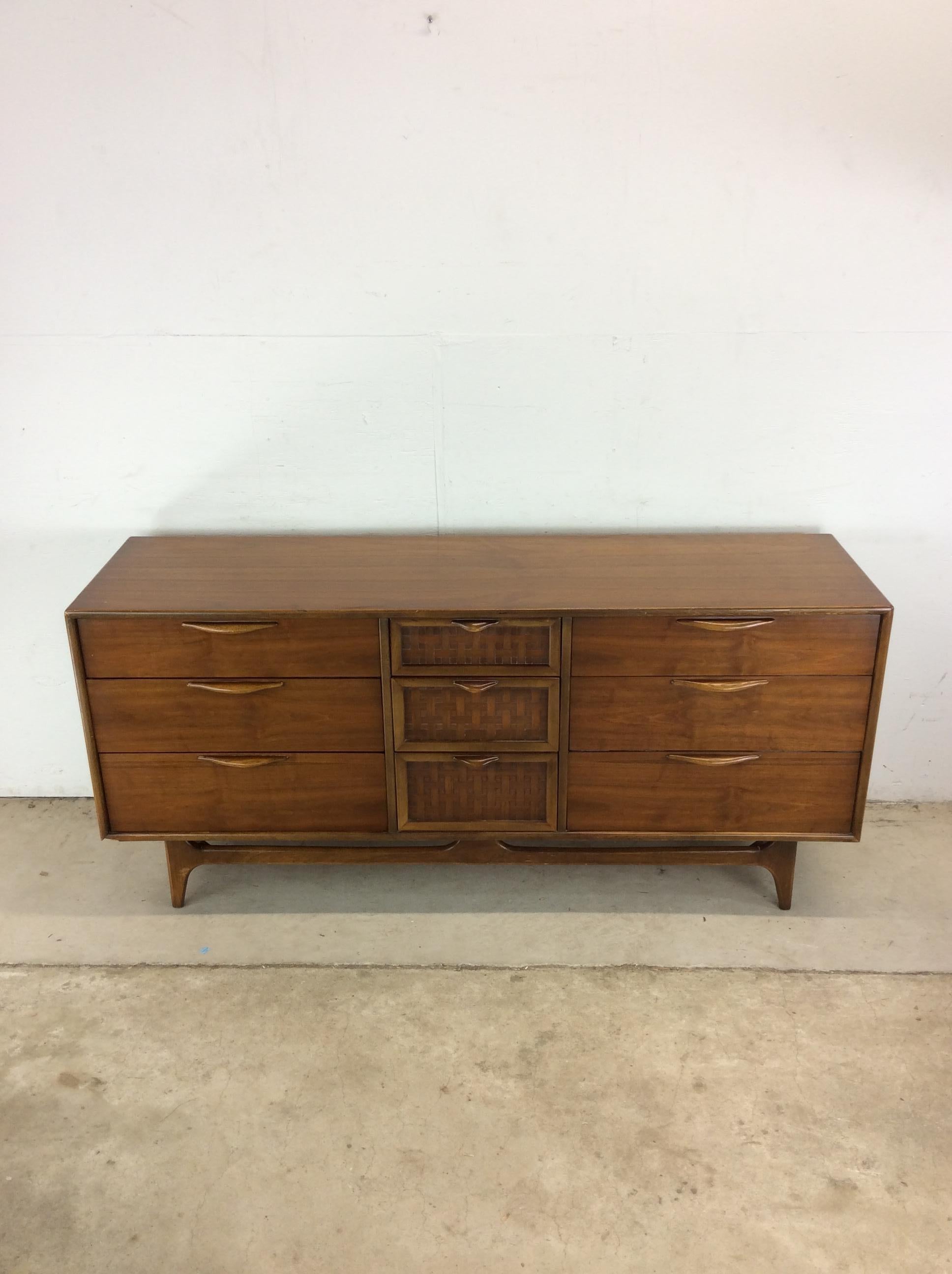 Mid-Century moderno Comò Lowboy in stile Mid Century Modern di Perspective by Lane Furniture in vendita