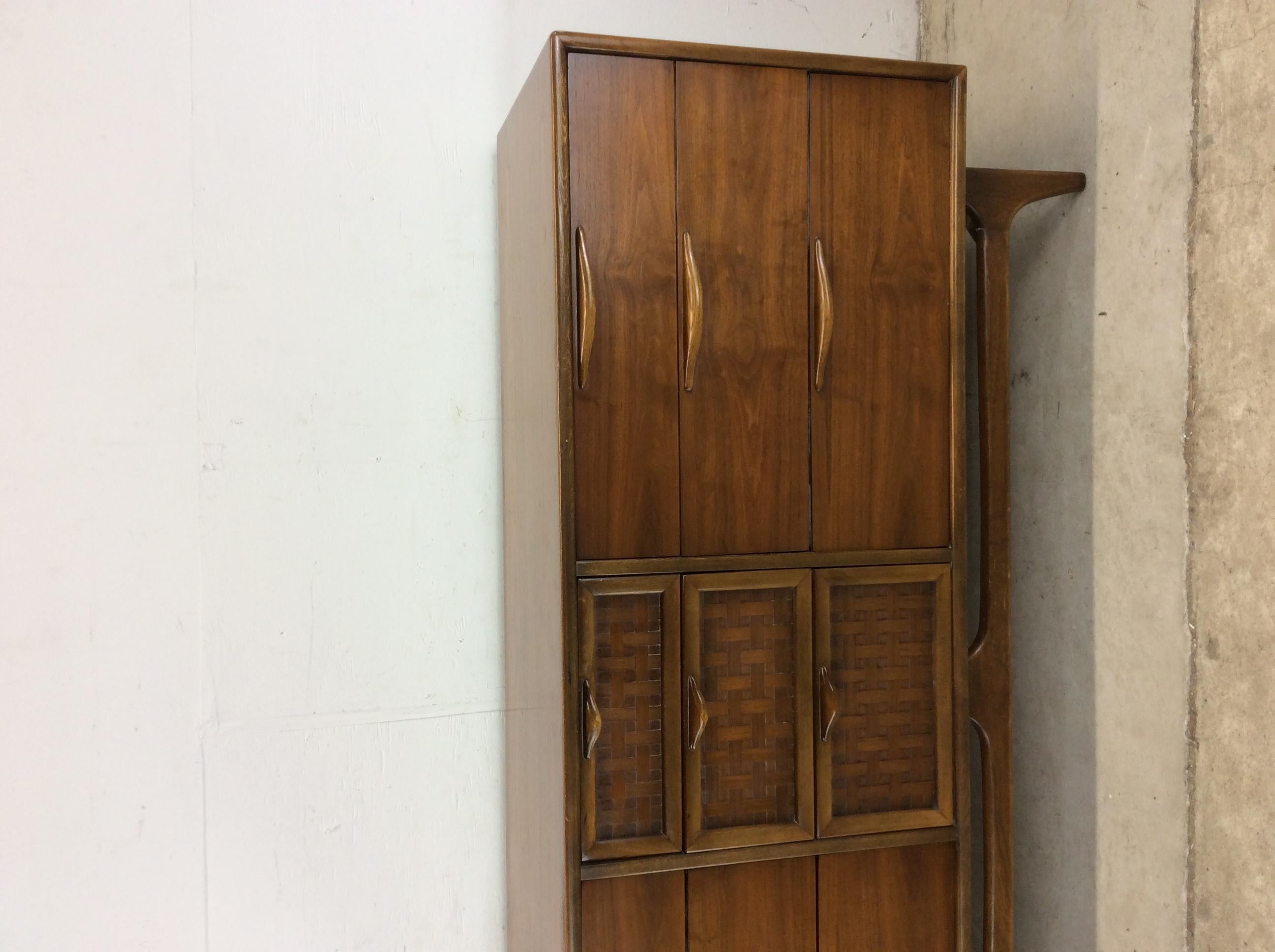 Comò Lowboy in stile Mid Century Modern di Perspective by Lane Furniture In condizioni buone in vendita a Freehold, NJ