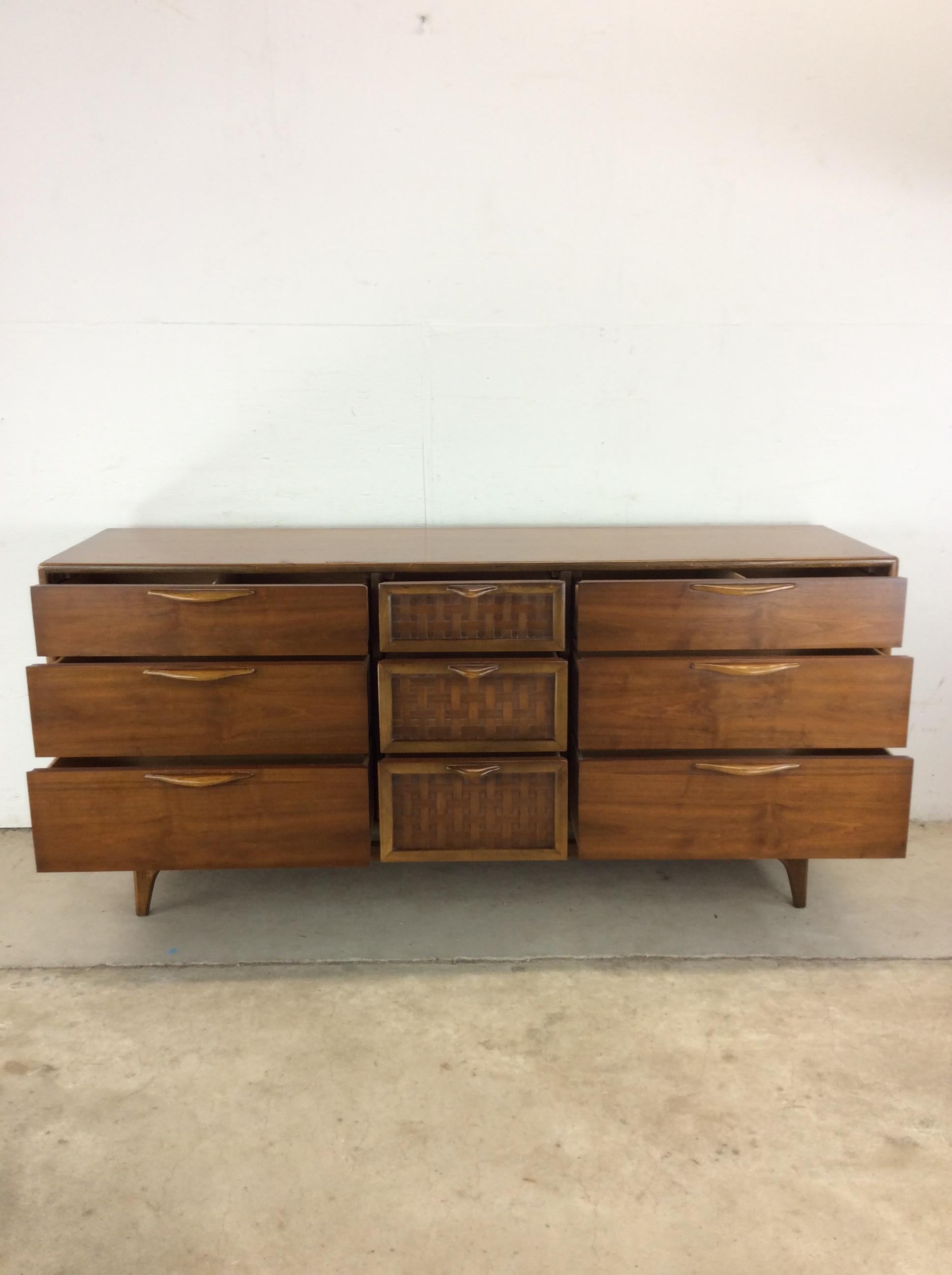 Comò Lowboy in stile Mid Century Modern di Perspective by Lane Furniture in vendita 1
