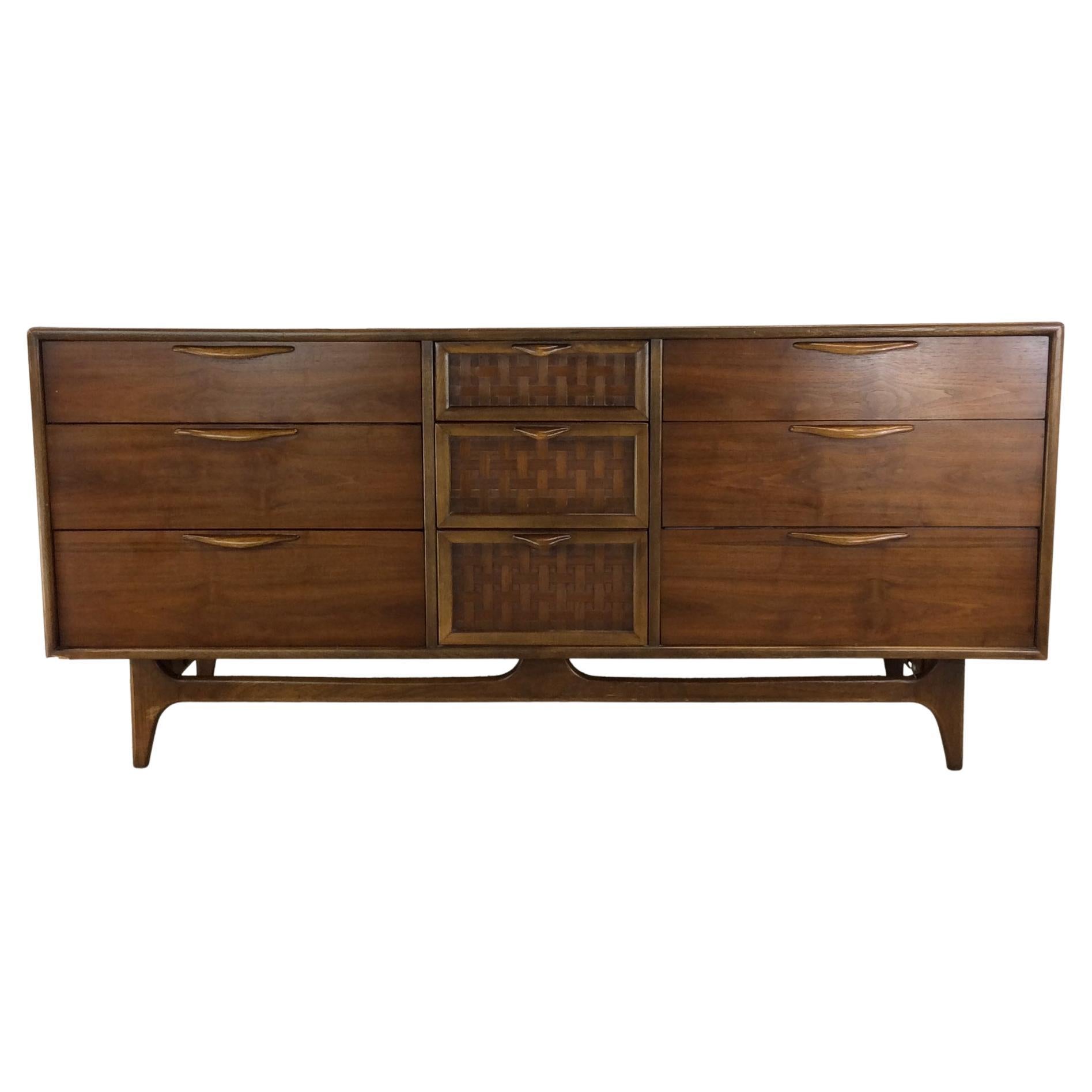 Comò Lowboy in stile Mid Century Modern di Perspective by Lane Furniture