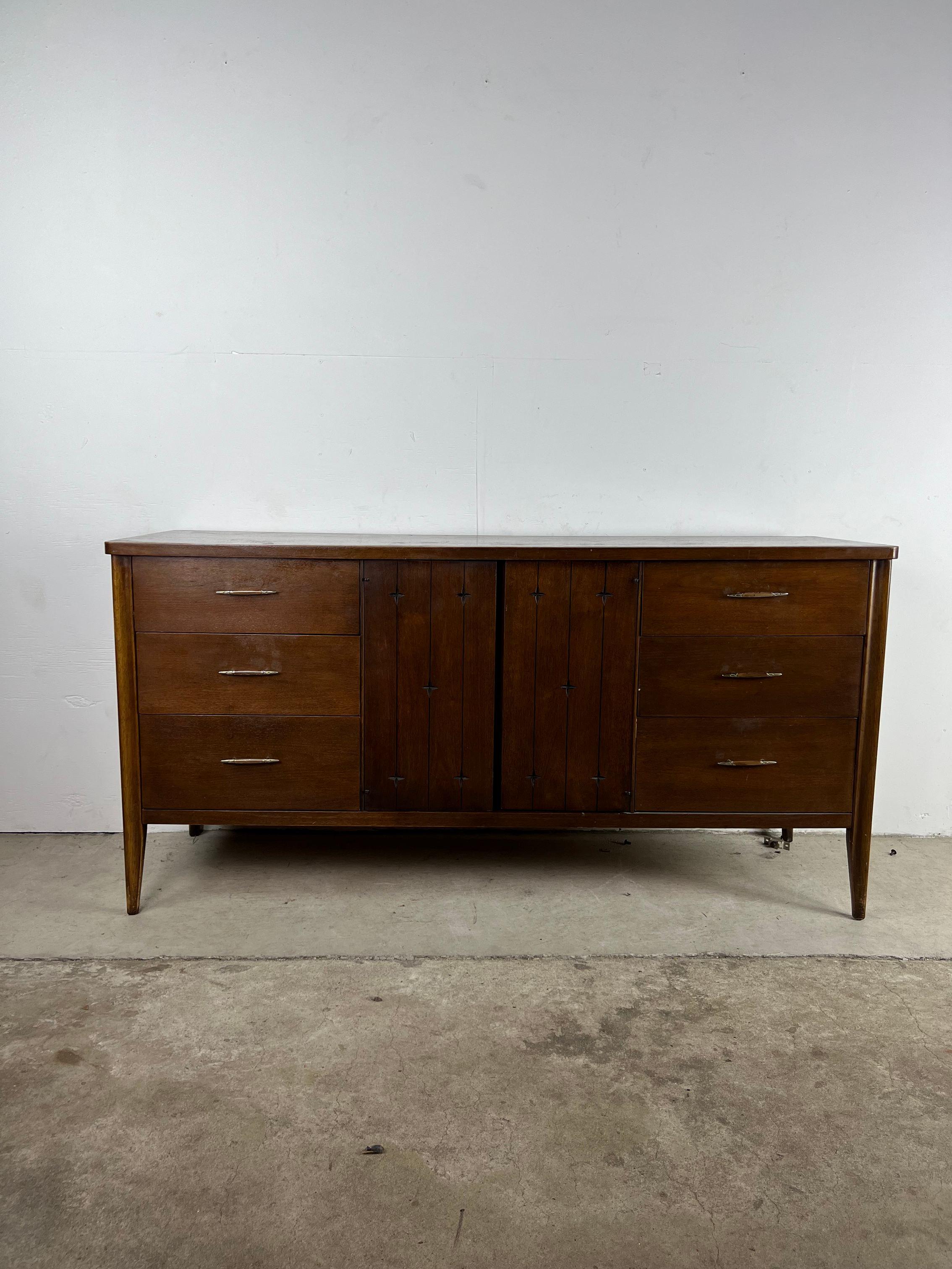 Commode basse moderne du milieu du siècle dernier de la série Saga de Broyhill 8