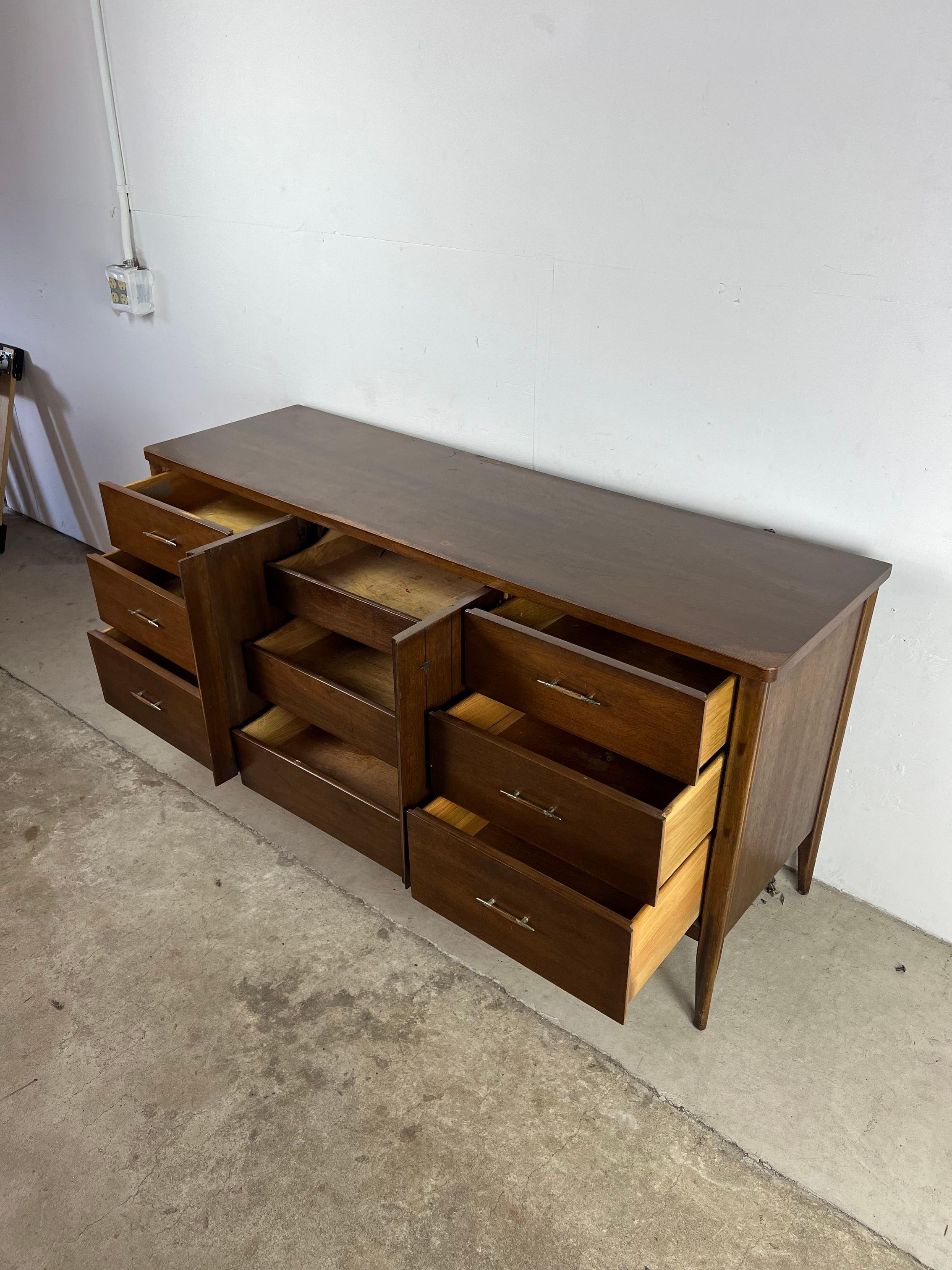 Mid-Century Modern Lowboy Dresser from Saga Series by Broyhill In Excellent Condition In Freehold, NJ
