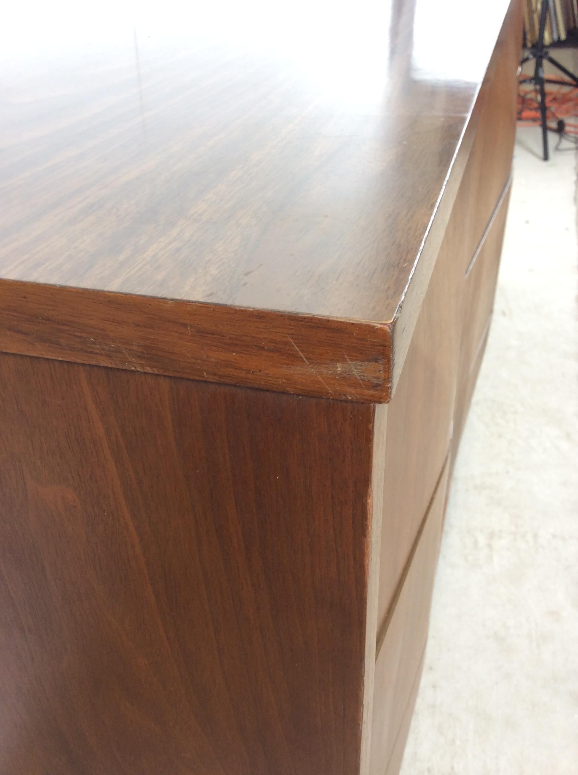 Comò Lowboy moderno del Medioevo con 9 cassetti di Johnson Carper in vendita 2