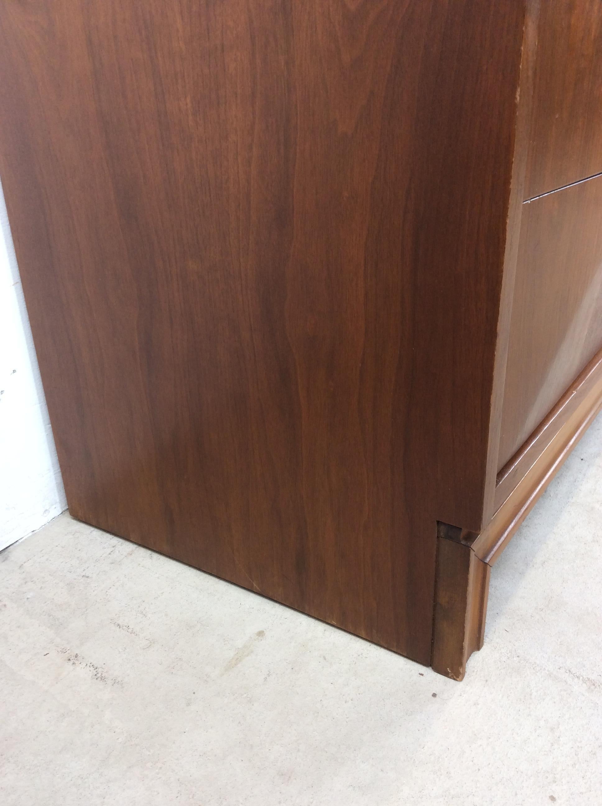 Comò Lowboy moderno del Medioevo con 9 cassetti di Johnson Carper in vendita 3