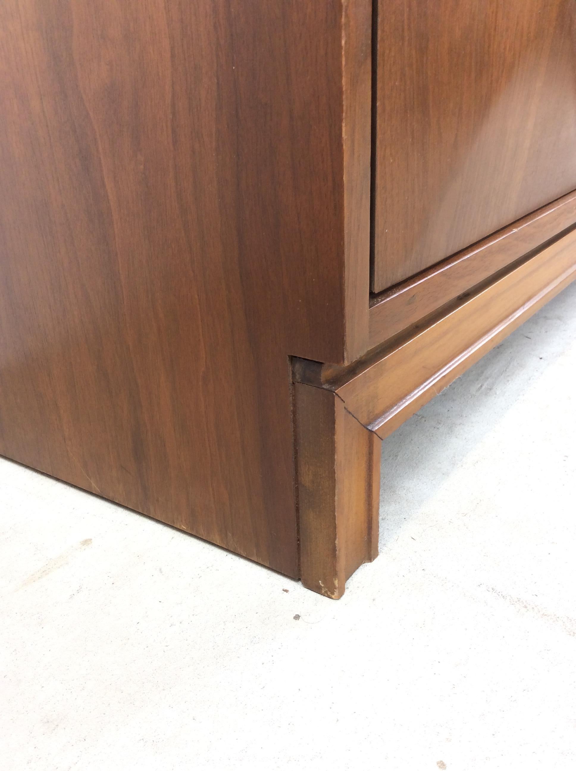Comò Lowboy moderno del Medioevo con 9 cassetti di Johnson Carper in vendita 4