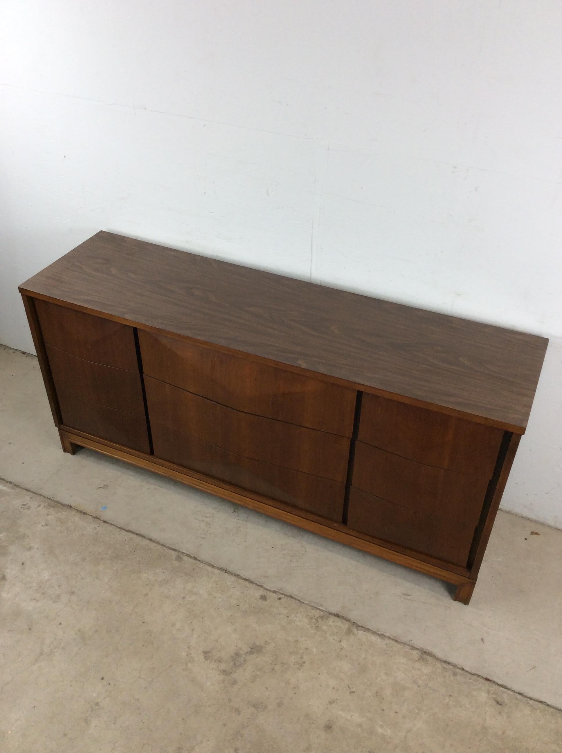 Comò Lowboy moderno del Medioevo con 9 cassetti di Johnson Carper in vendita 5