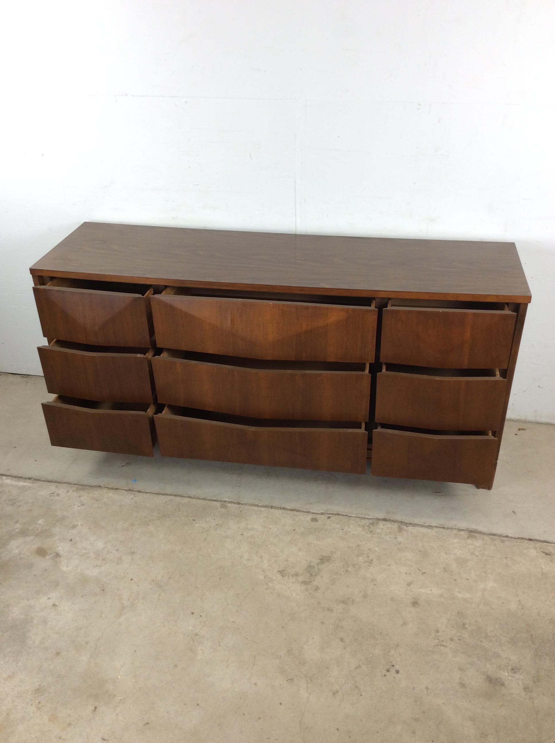Comò Lowboy moderno del Medioevo con 9 cassetti di Johnson Carper in vendita 6