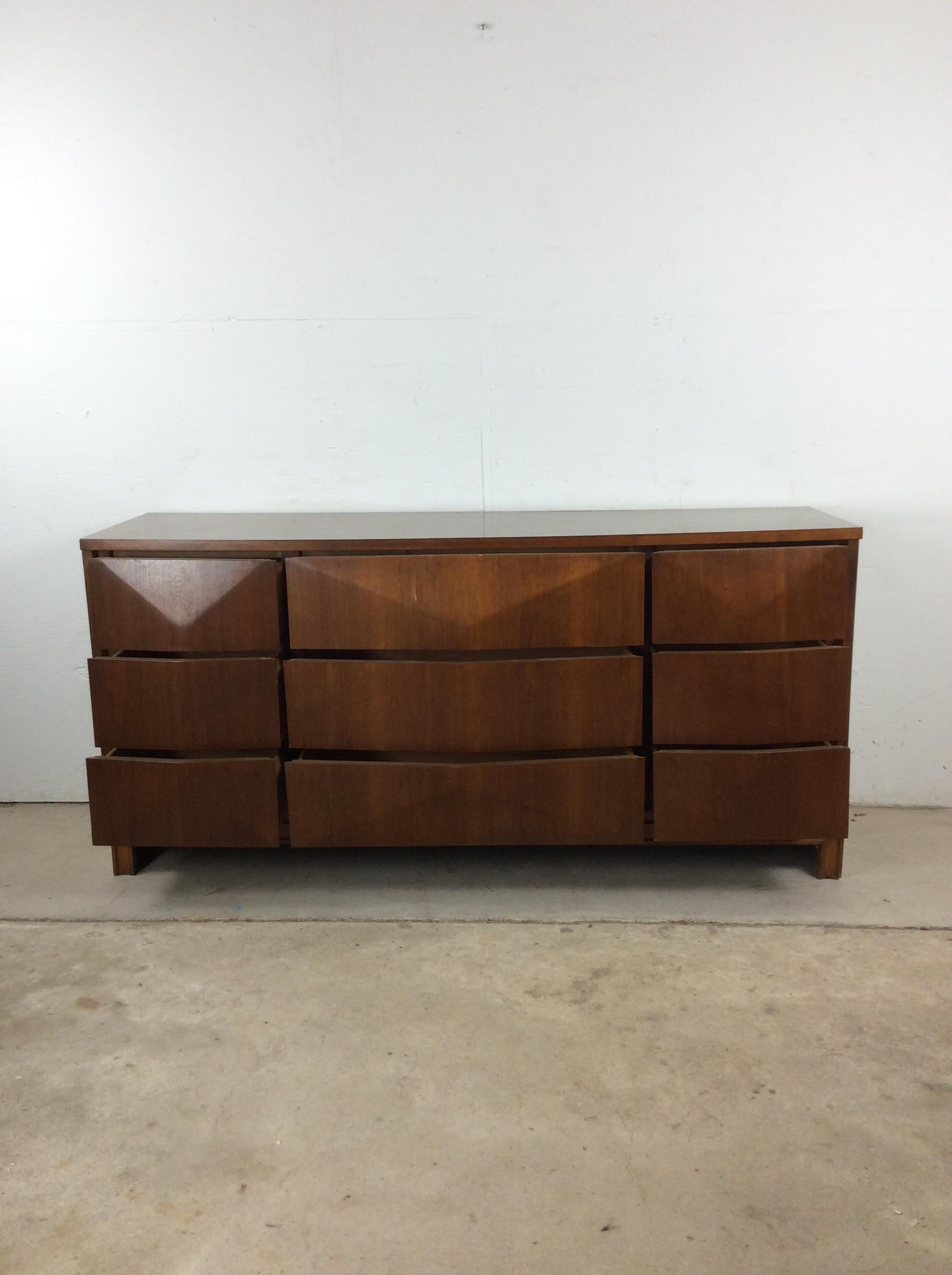 Comò Lowboy moderno del Medioevo con 9 cassetti di Johnson Carper in vendita 7