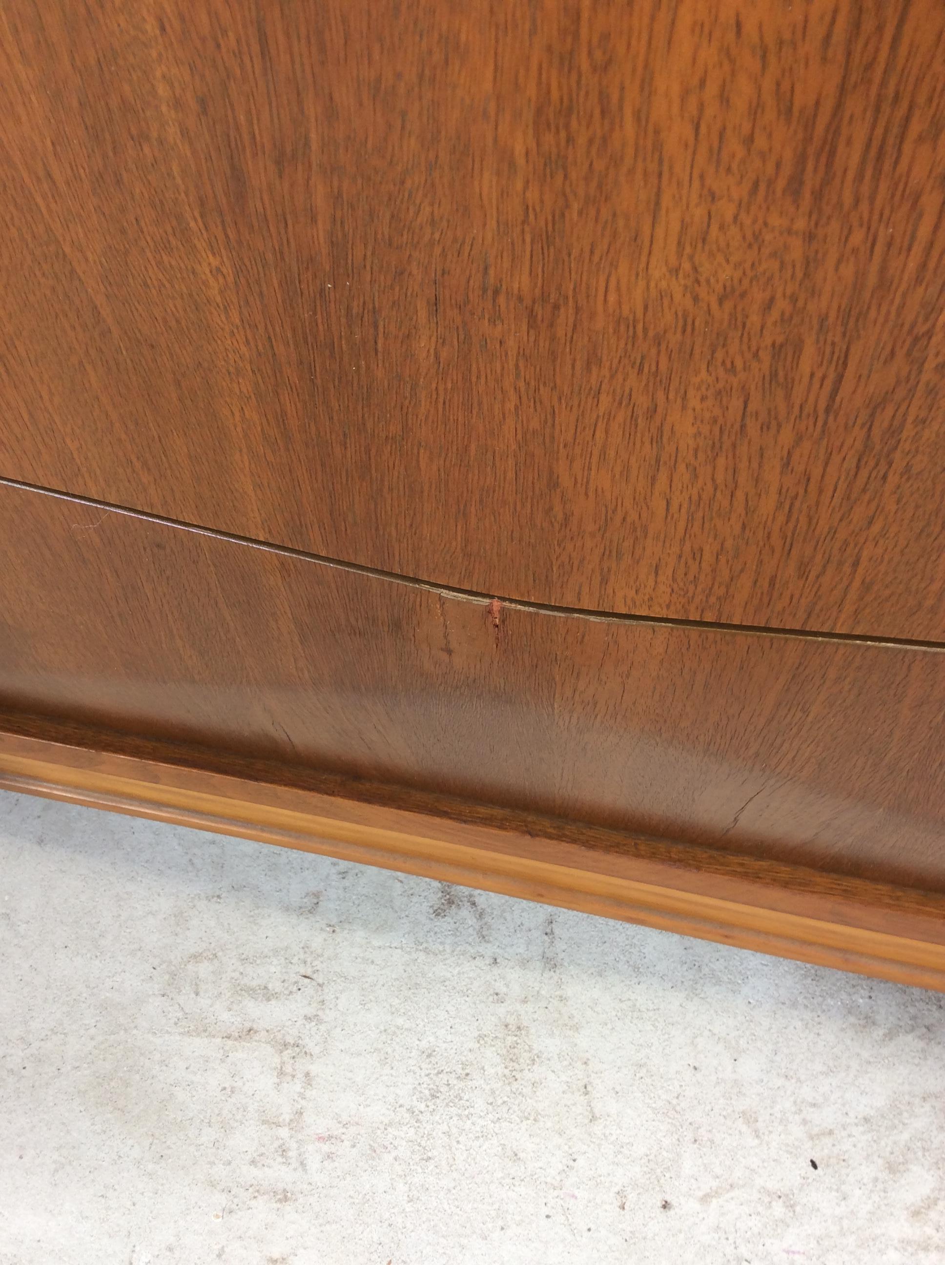 Comò Lowboy moderno del Medioevo con 9 cassetti di Johnson Carper in vendita 8