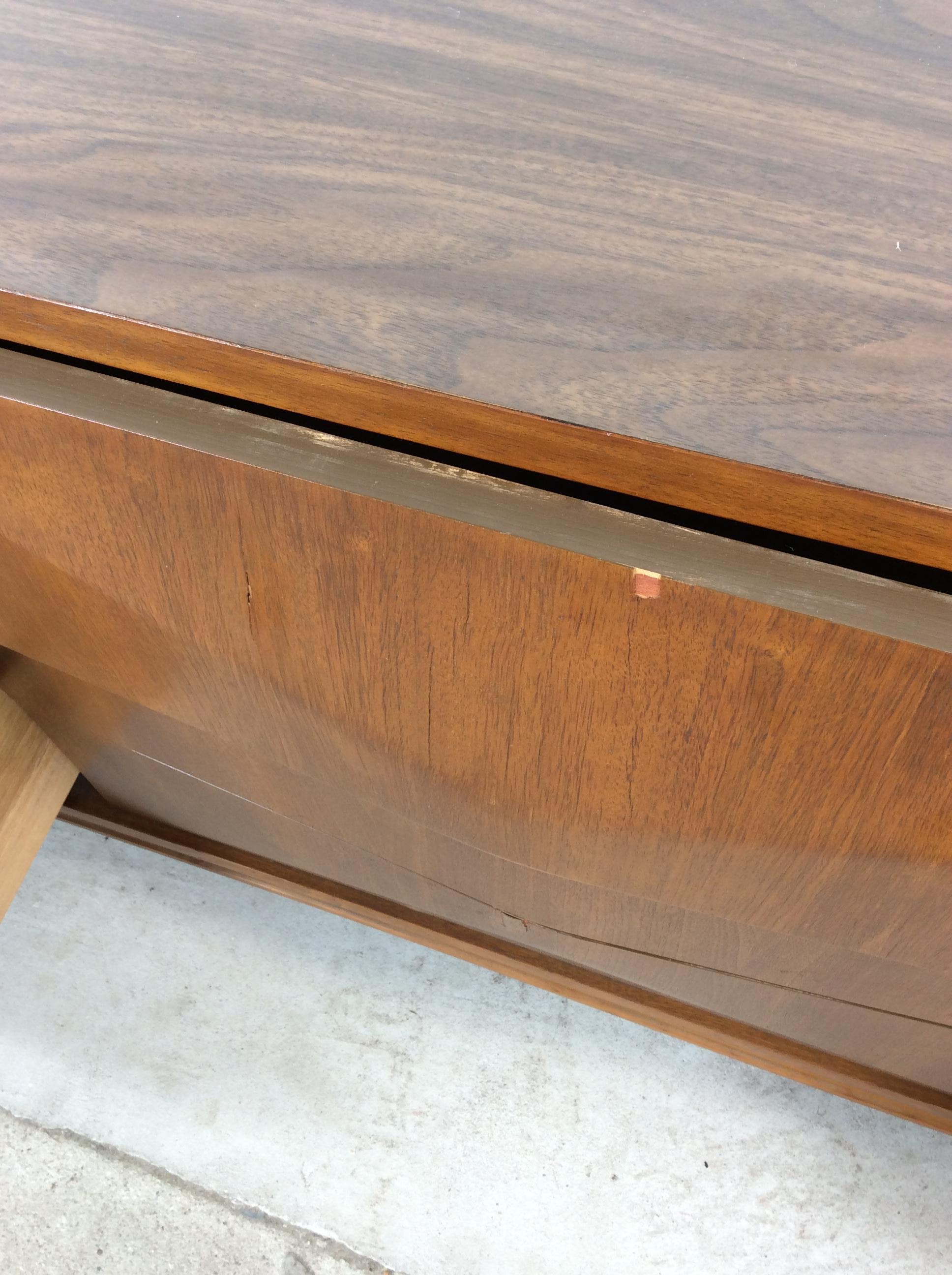Comò Lowboy moderno del Medioevo con 9 cassetti di Johnson Carper in vendita 9