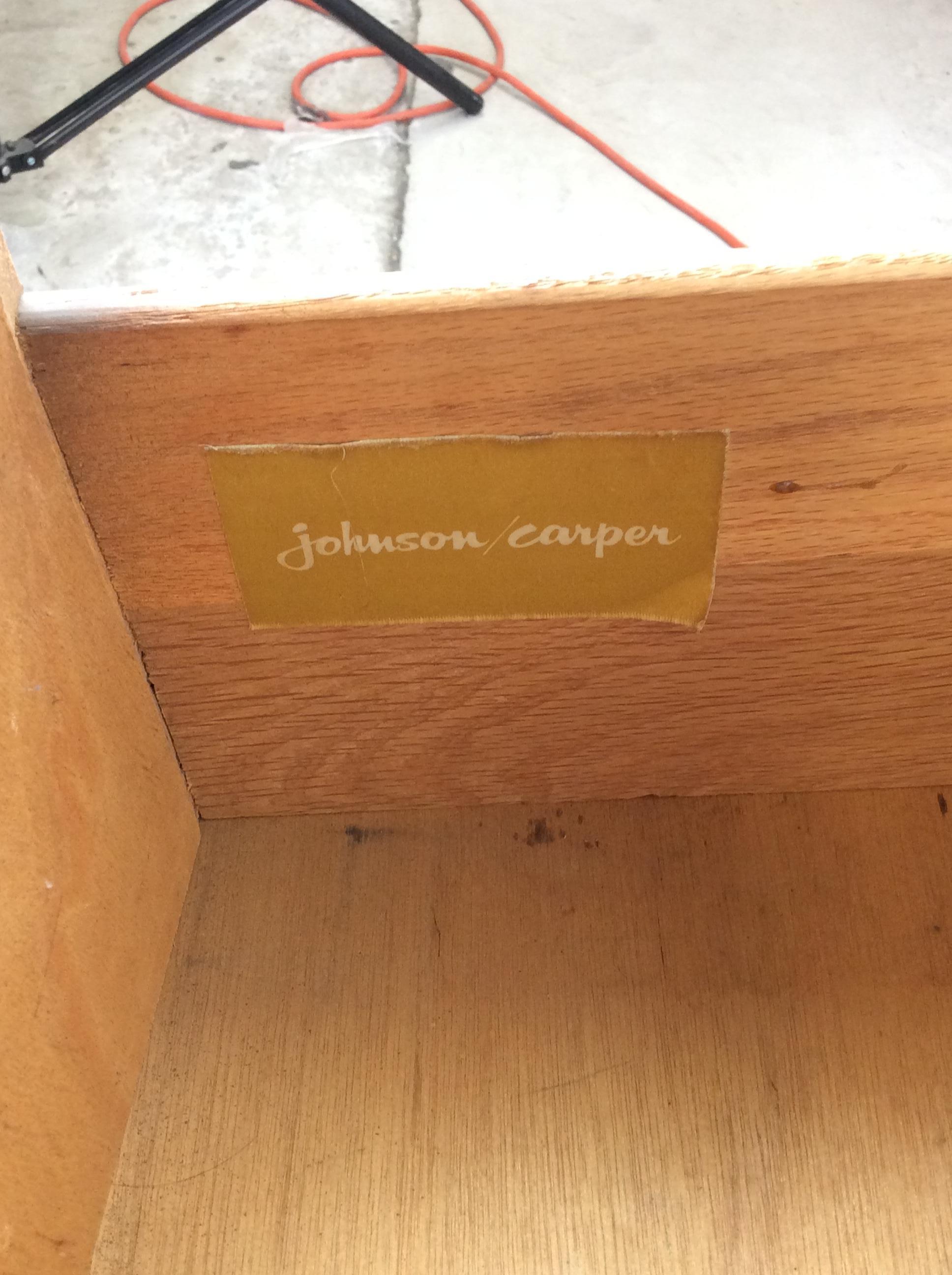 Comò Lowboy moderno del Medioevo con 9 cassetti di Johnson Carper in vendita 10