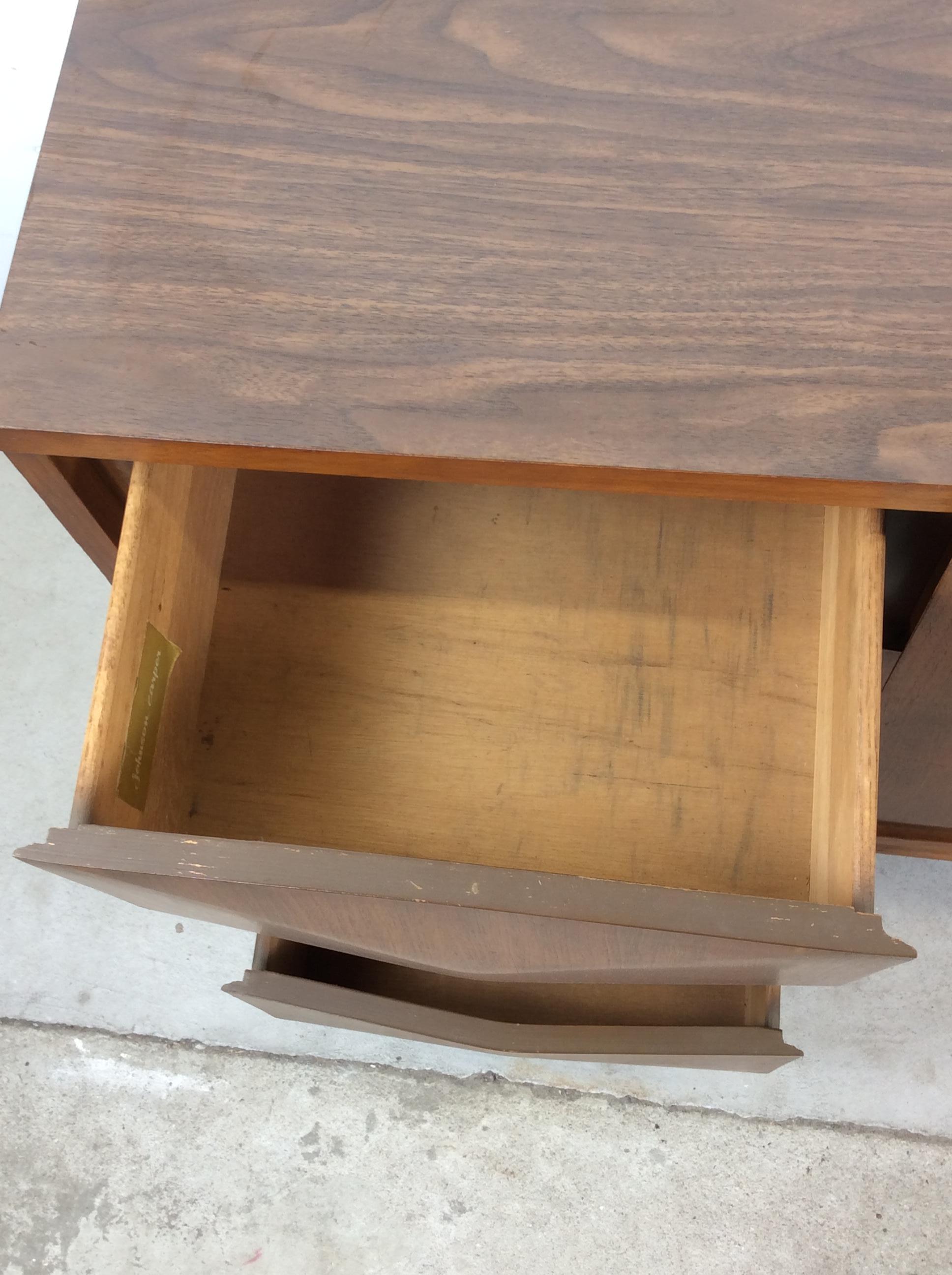 Comò Lowboy moderno del Medioevo con 9 cassetti di Johnson Carper in vendita 11
