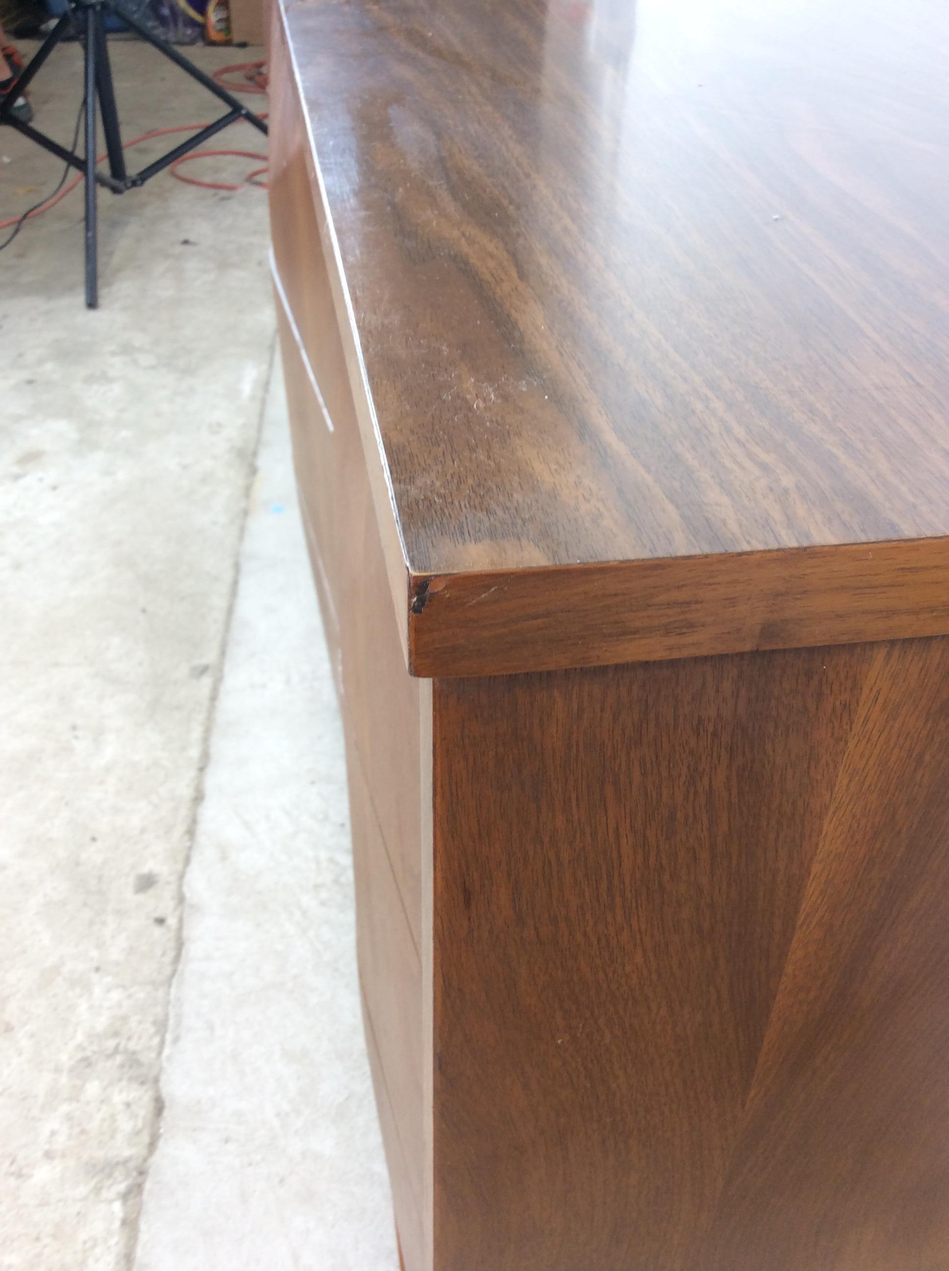 Comò Lowboy moderno del Medioevo con 9 cassetti di Johnson Carper in vendita 12