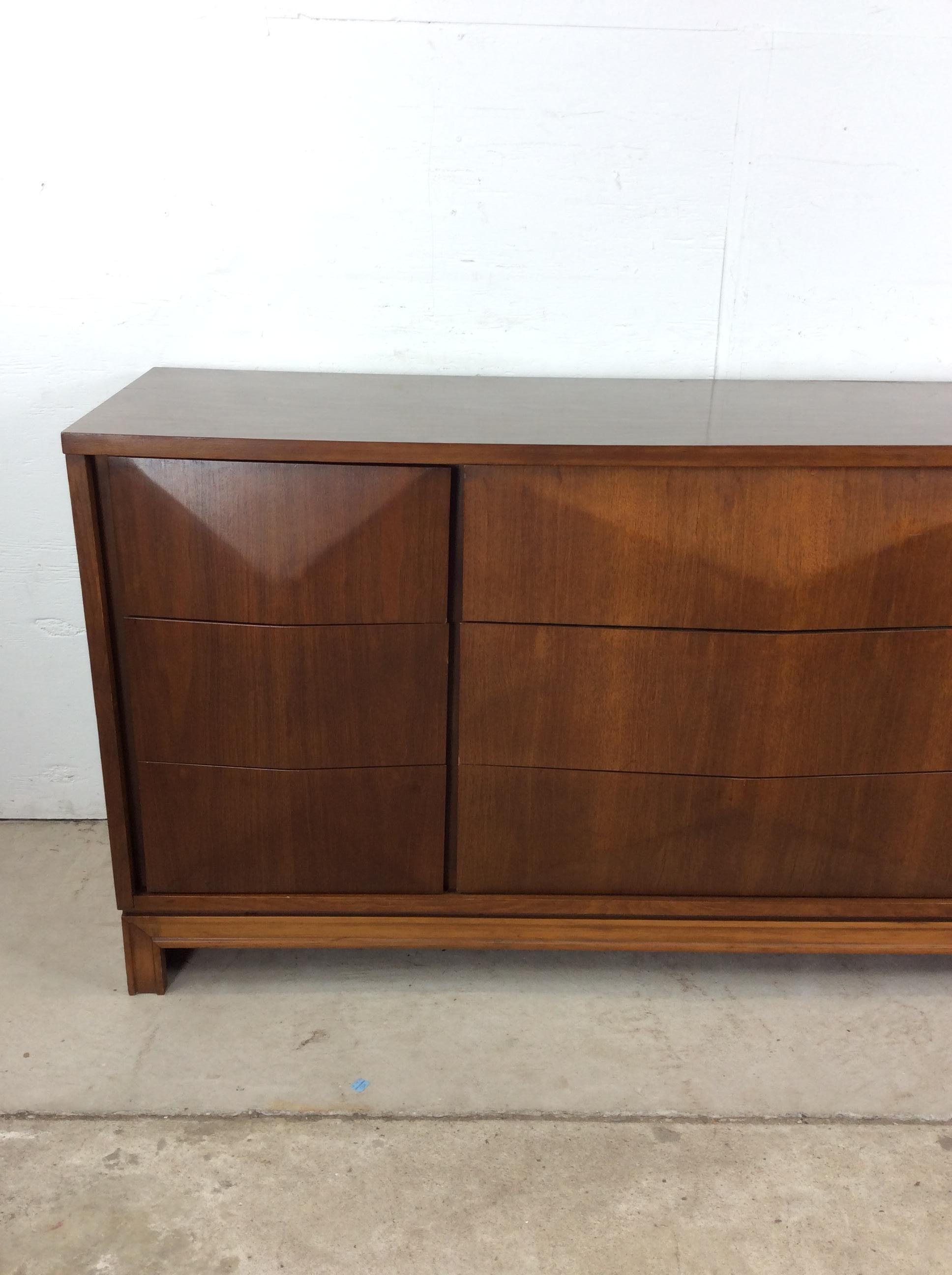 Mid-Century moderno Comò Lowboy moderno del Medioevo con 9 cassetti di Johnson Carper in vendita