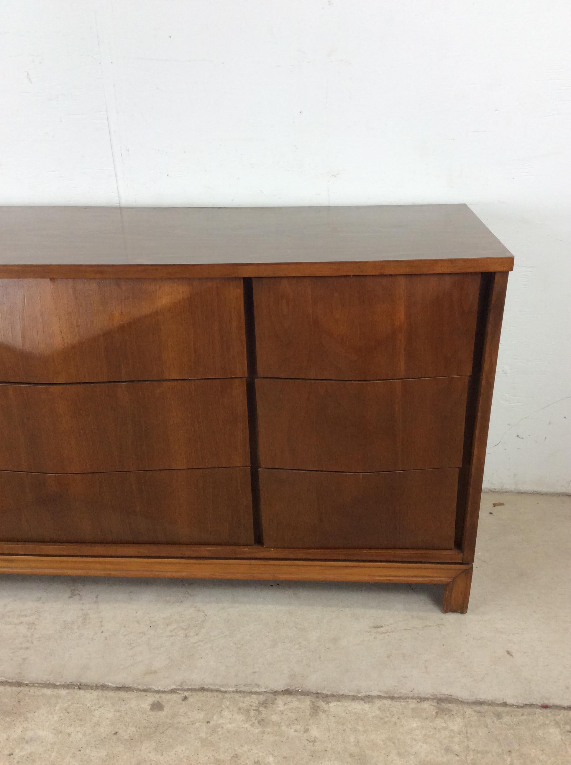 Americano Comò Lowboy moderno del Medioevo con 9 cassetti di Johnson Carper in vendita