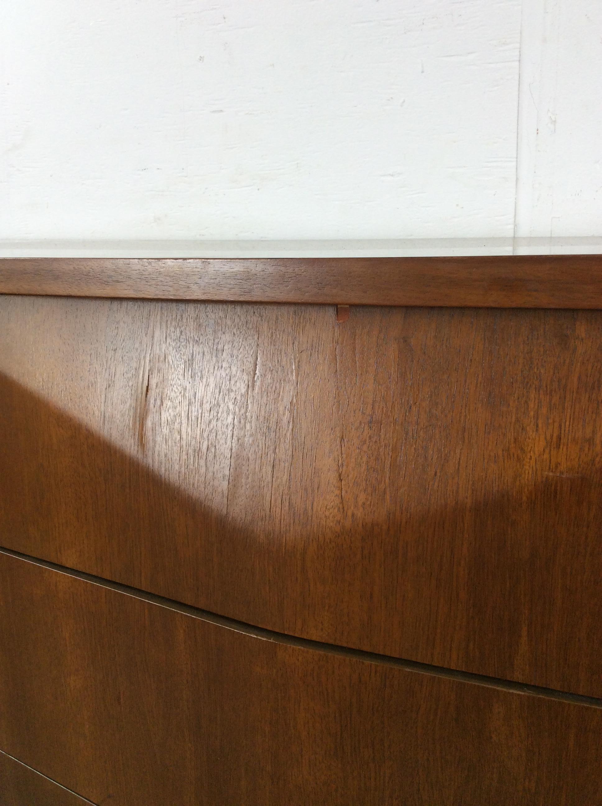 Impiallacciato Comò Lowboy moderno del Medioevo con 9 cassetti di Johnson Carper in vendita