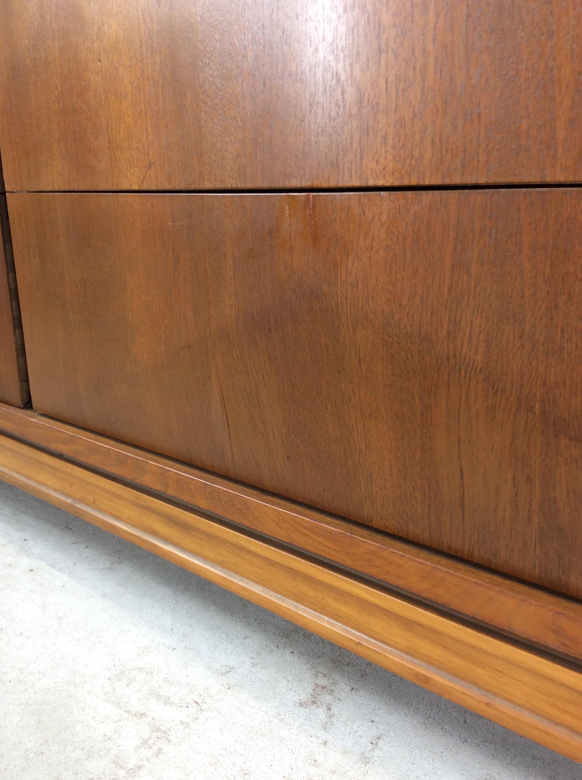 Comò Lowboy moderno del Medioevo con 9 cassetti di Johnson Carper In condizioni buone in vendita a Freehold, NJ