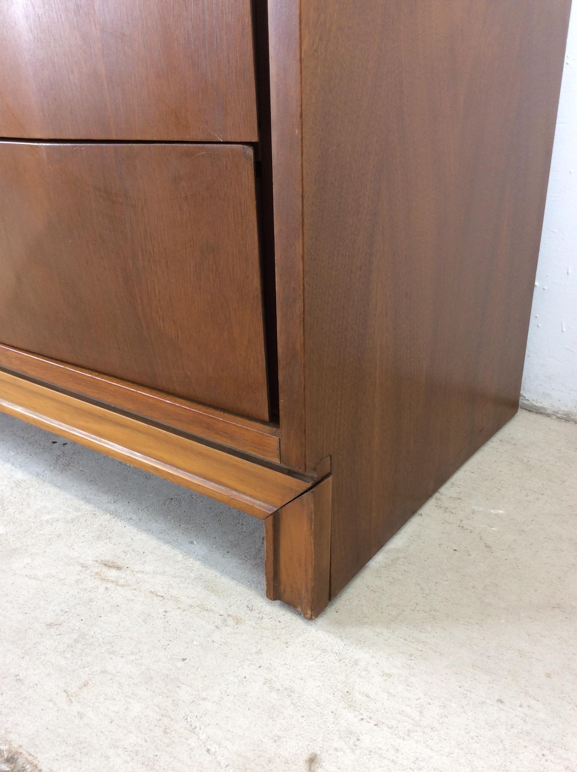 XX secolo Comò Lowboy moderno del Medioevo con 9 cassetti di Johnson Carper in vendita
