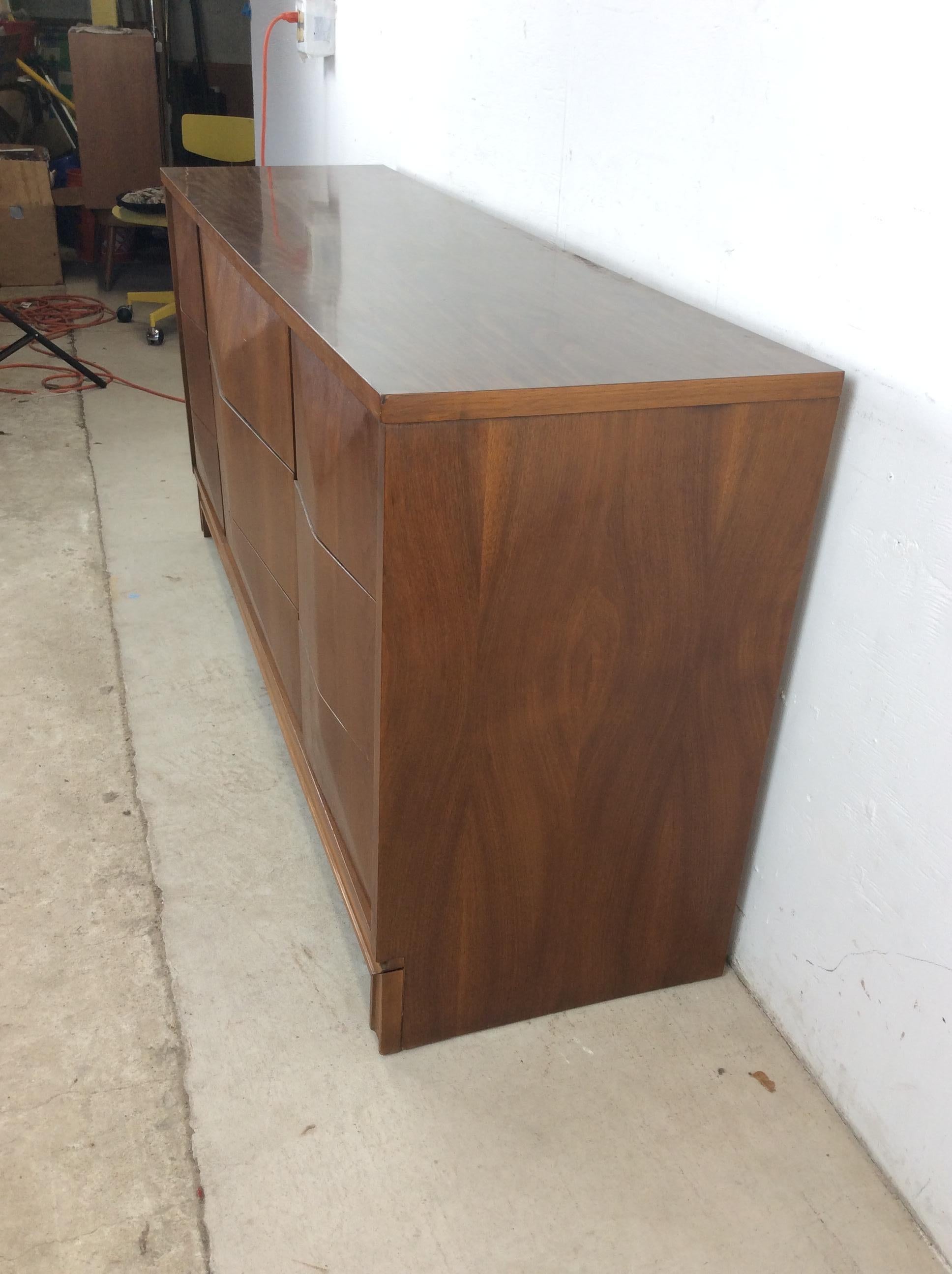 Formica Comò Lowboy moderno del Medioevo con 9 cassetti di Johnson Carper in vendita