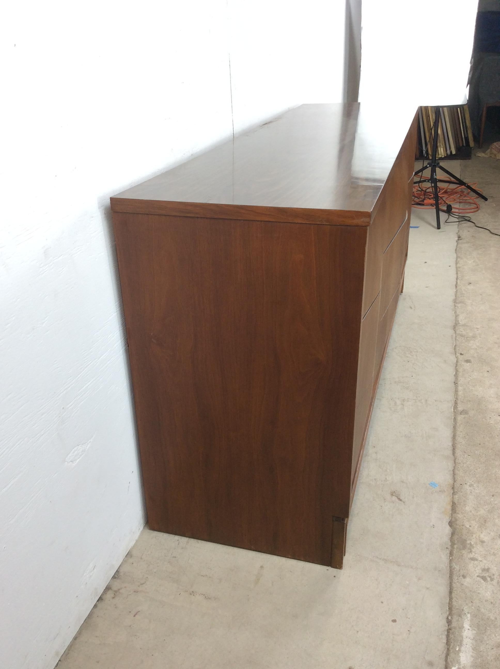 Comò Lowboy moderno del Medioevo con 9 cassetti di Johnson Carper in vendita 1
