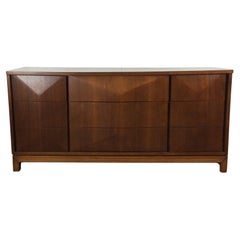 Comò Lowboy moderno del Medioevo con 9 cassetti di Johnson Carper