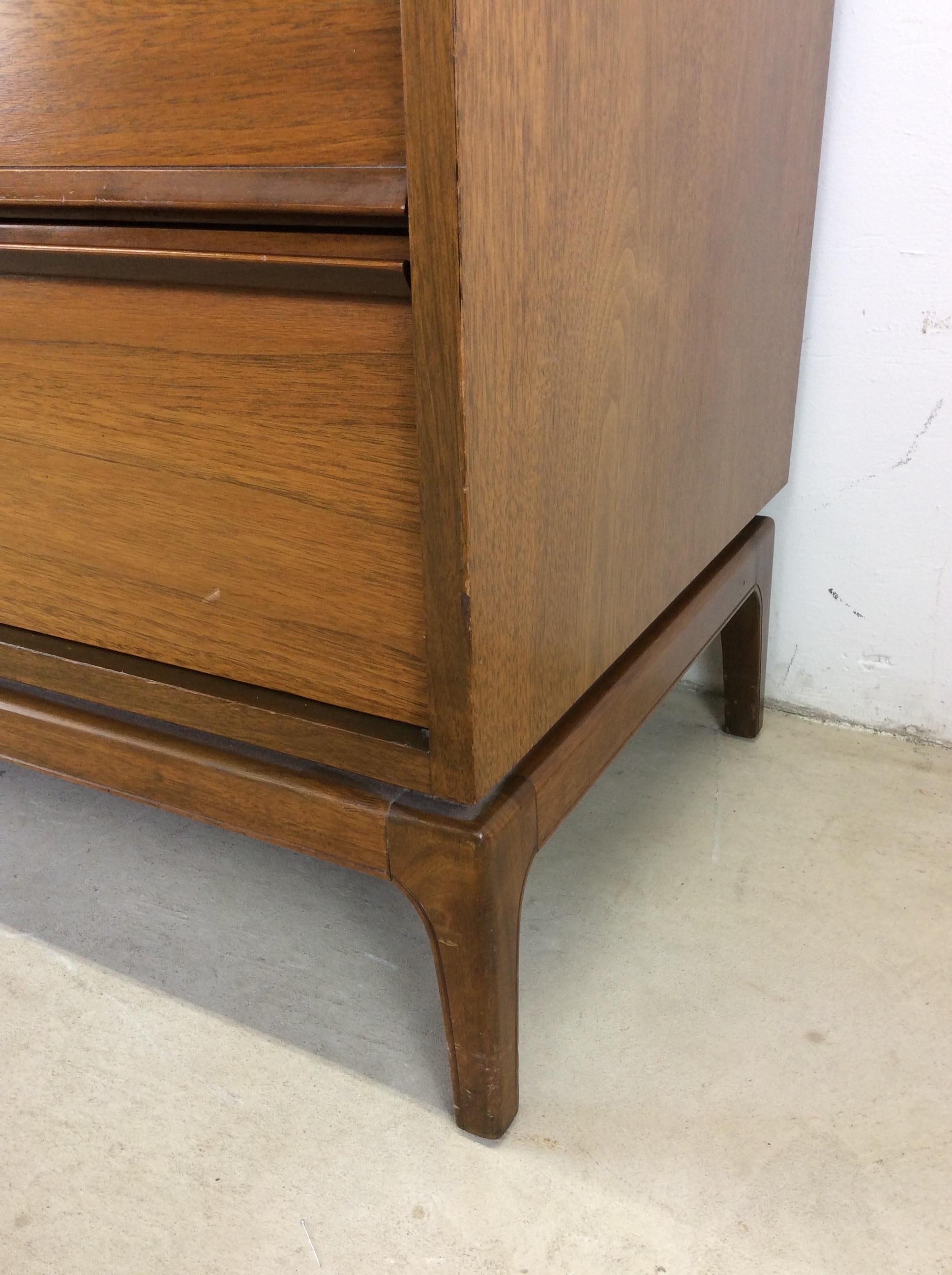 Mid Century Modern Lowboy Dresser with 9 Drawers in vendita 2