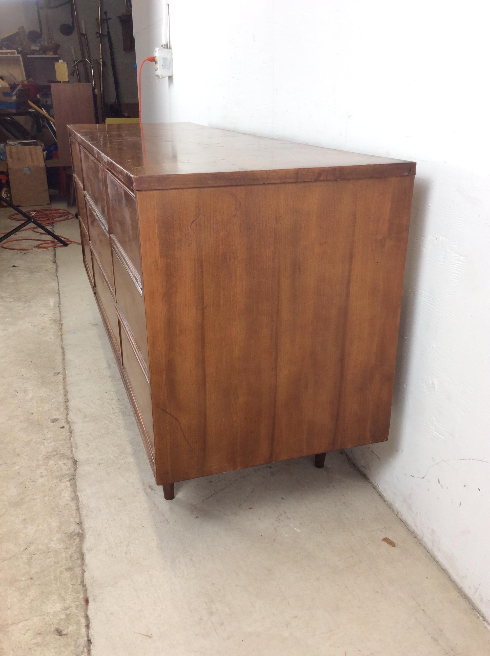 Comò Lowboy moderno del Mid Century con 9 cassetti in vendita 2