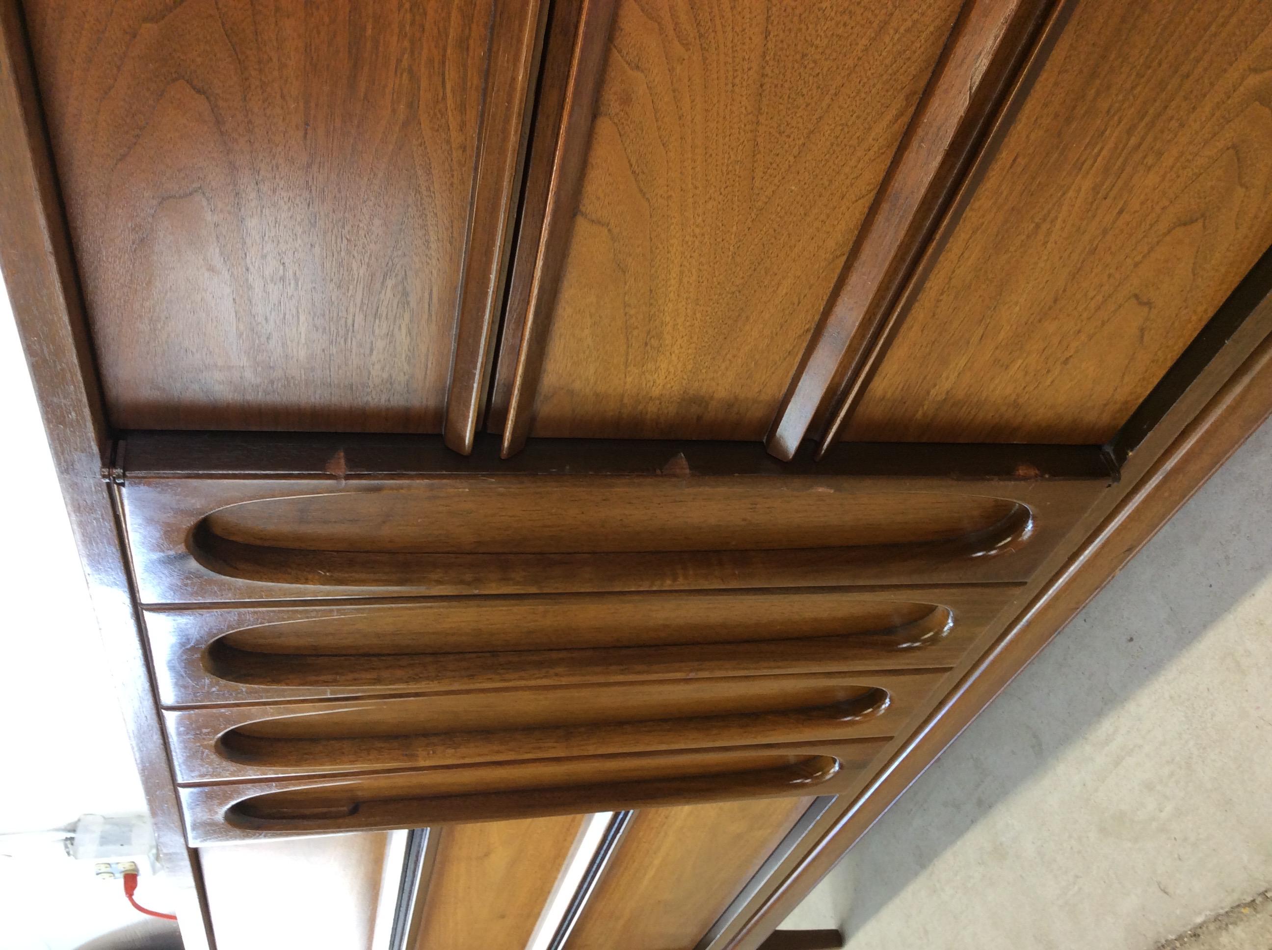 Mid Century Modern Lowboy Dresser with 9 Drawers in vendita 3