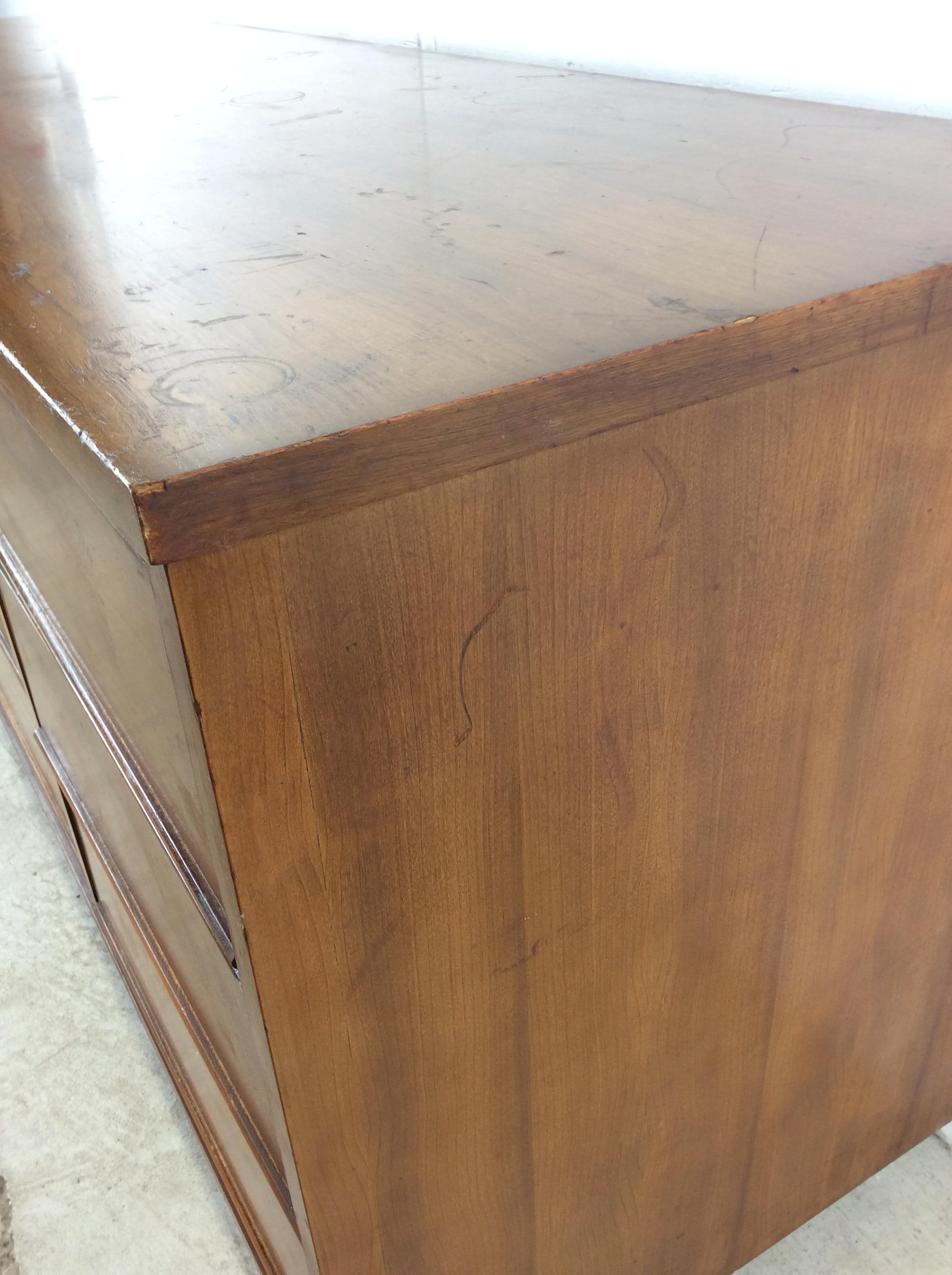 Comò Lowboy moderno del Mid Century con 9 cassetti in vendita 3