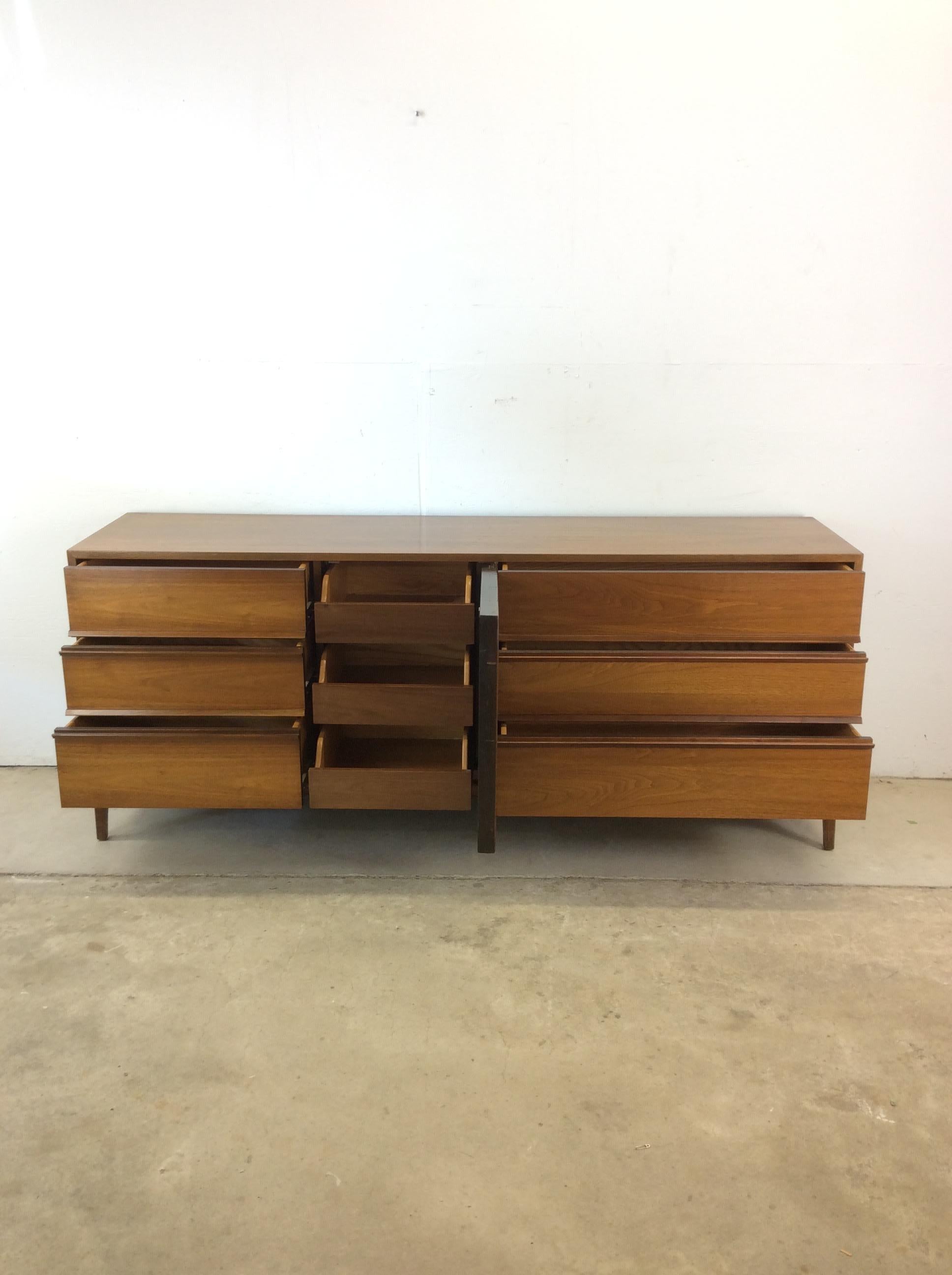 Mid Century Modern Lowboy Dresser with 9 Drawers in vendita 4