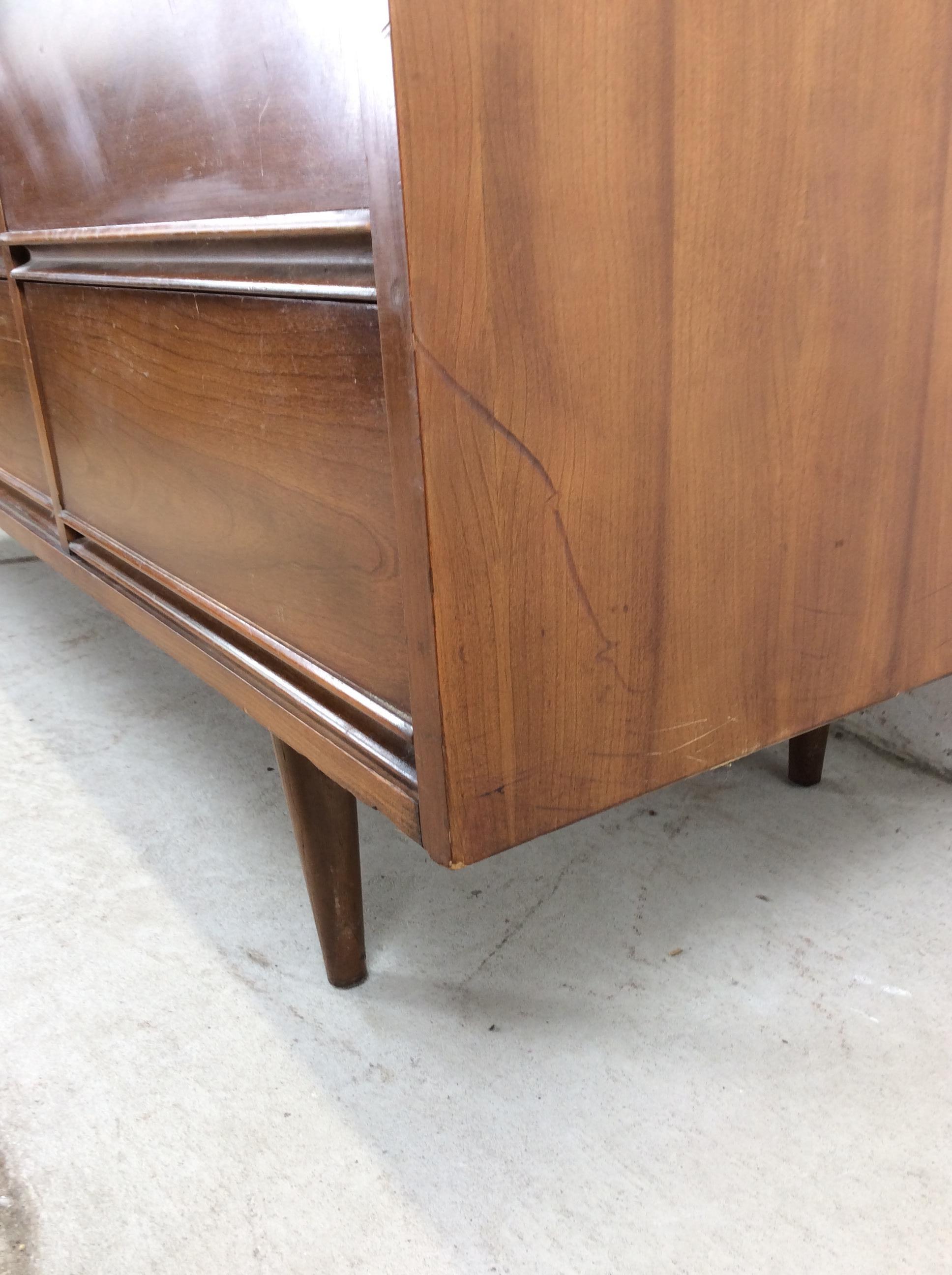 Comò Lowboy moderno del Mid Century con 9 cassetti in vendita 4