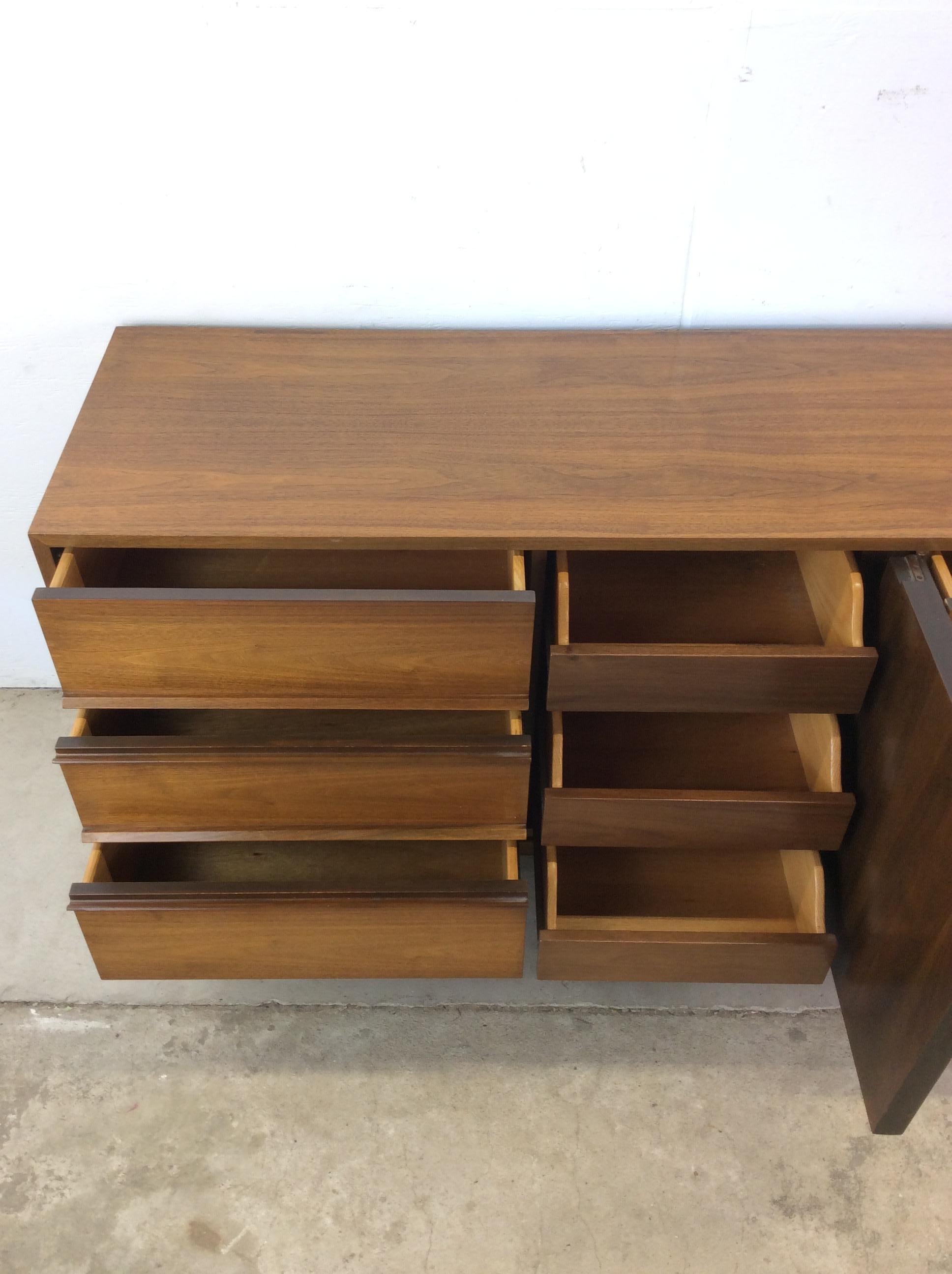 Mid Century Modern Lowboy Dresser with 9 Drawers in vendita 5