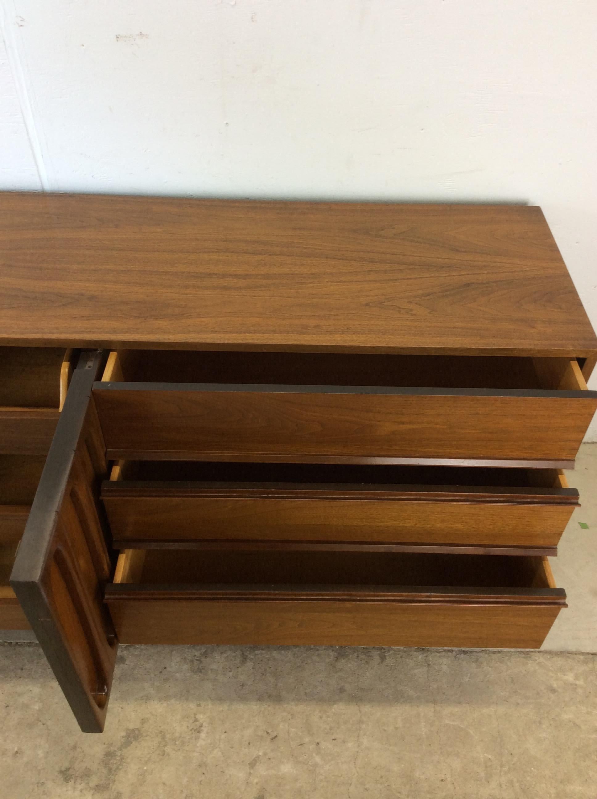 Mid Century Modern Lowboy Dresser with 9 Drawers in vendita 6