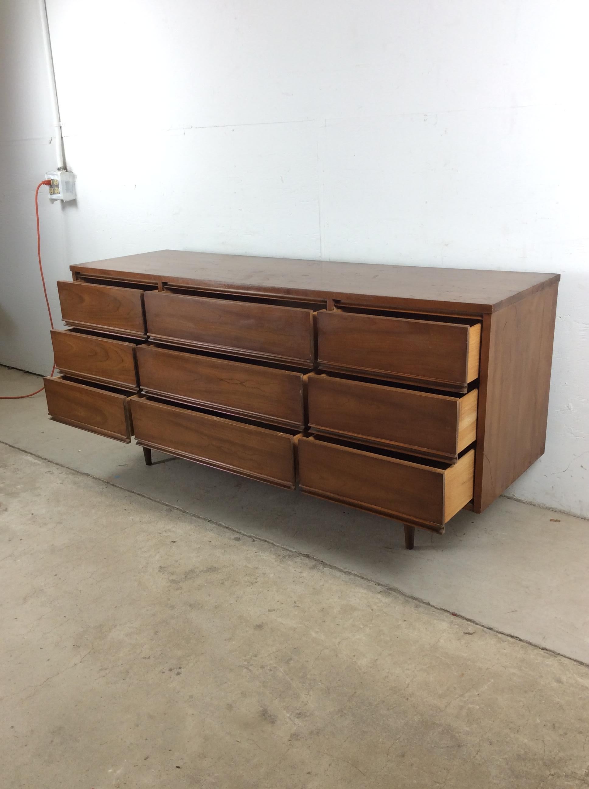 Comò Lowboy moderno del Mid Century con 9 cassetti in vendita 8