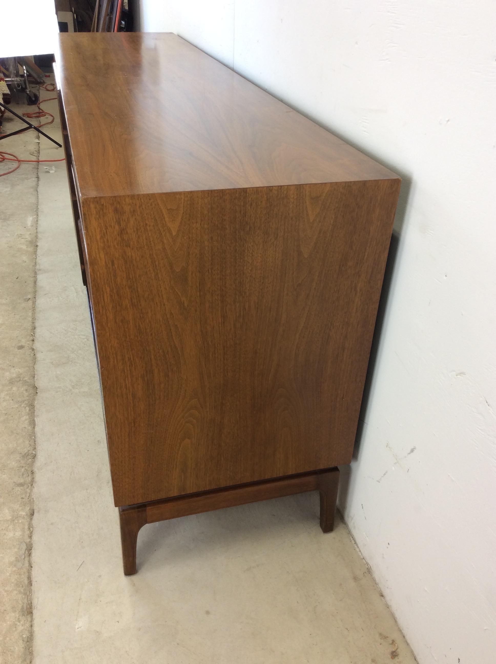 Mid Century Modern Lowboy Dresser with 9 Drawers in vendita 9