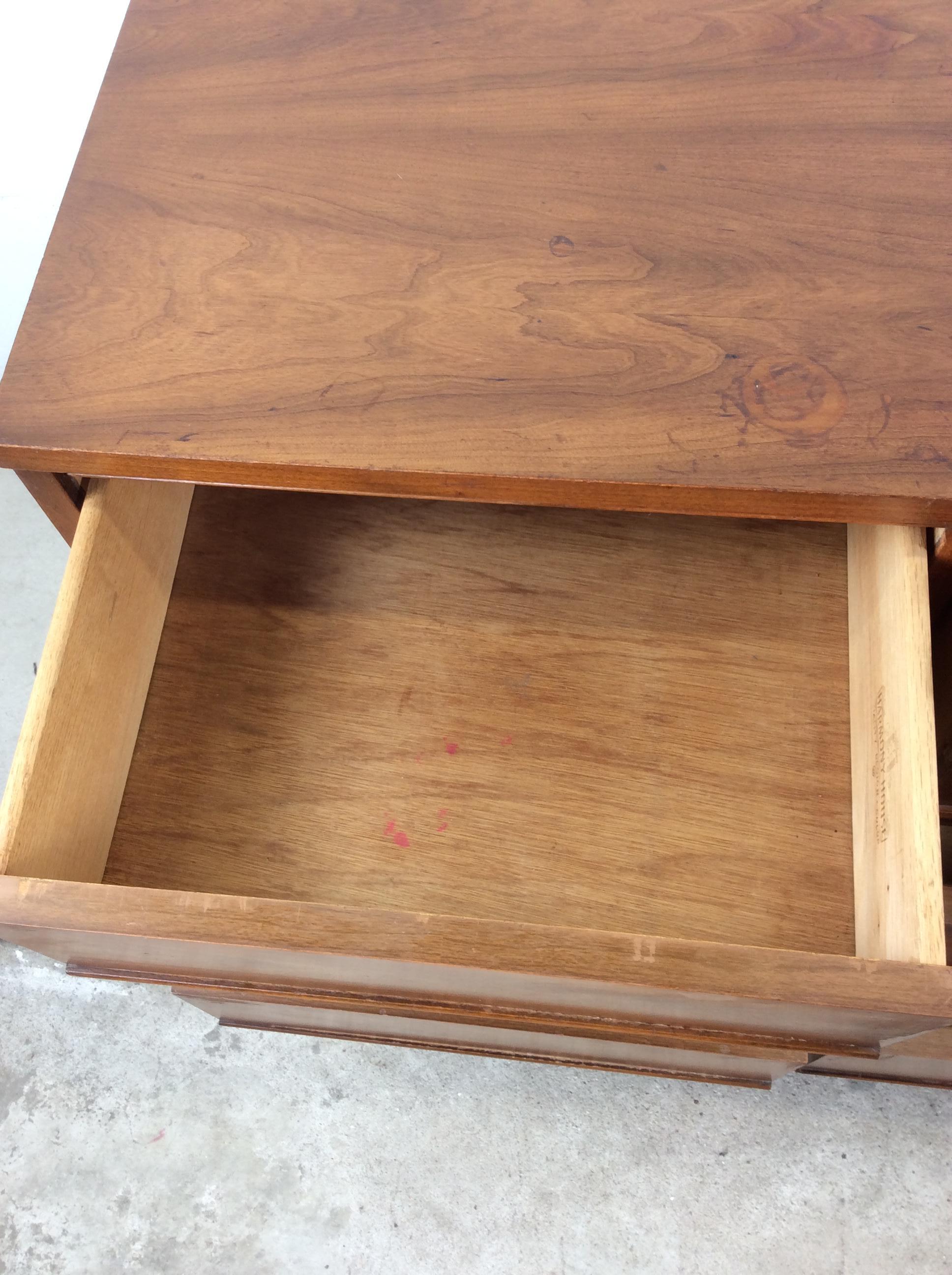 Comò Lowboy moderno del Mid Century con 9 cassetti in vendita 10
