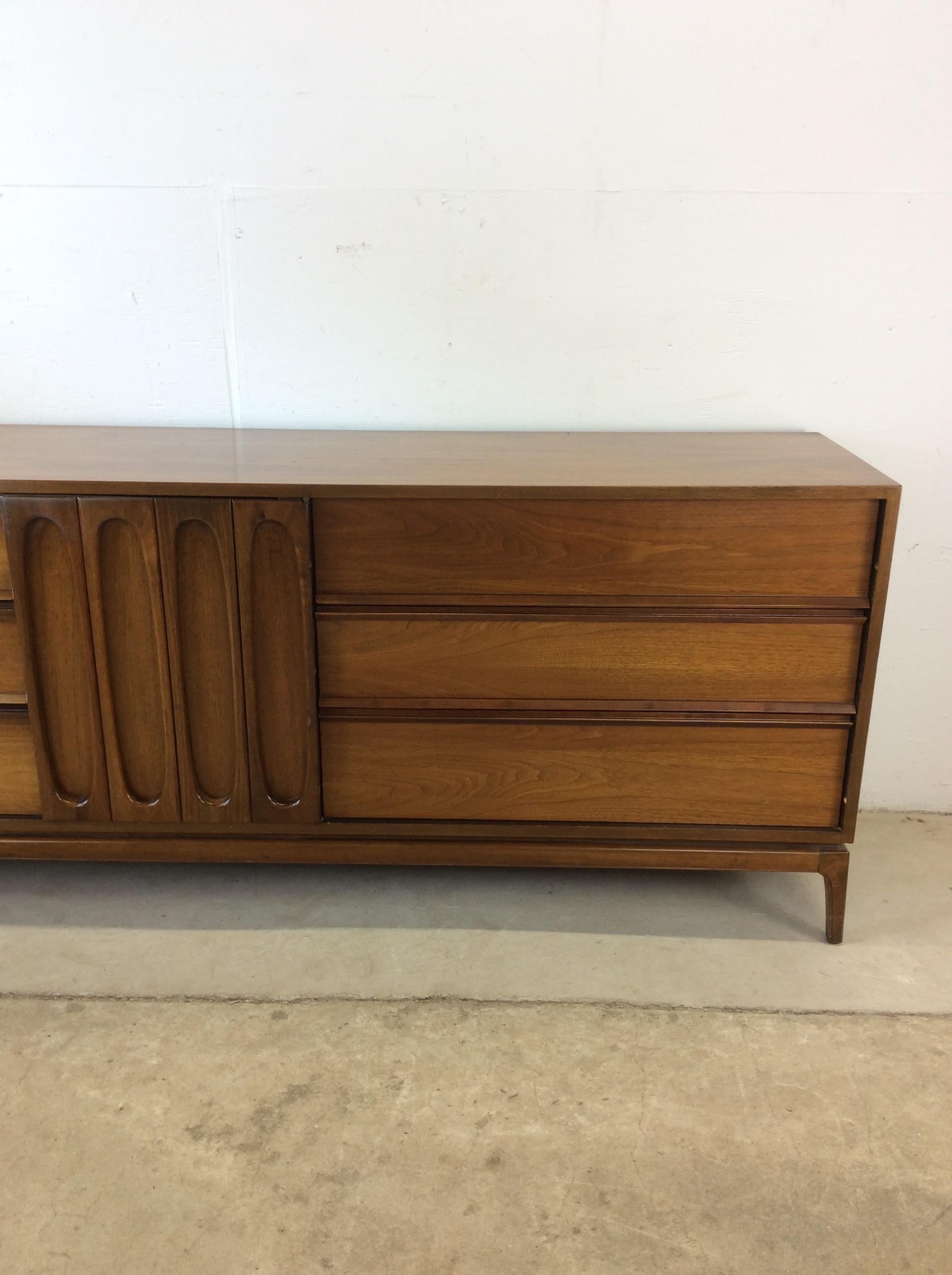 Mid-Century moderno Mid Century Modern Lowboy Dresser with 9 Drawers in vendita
