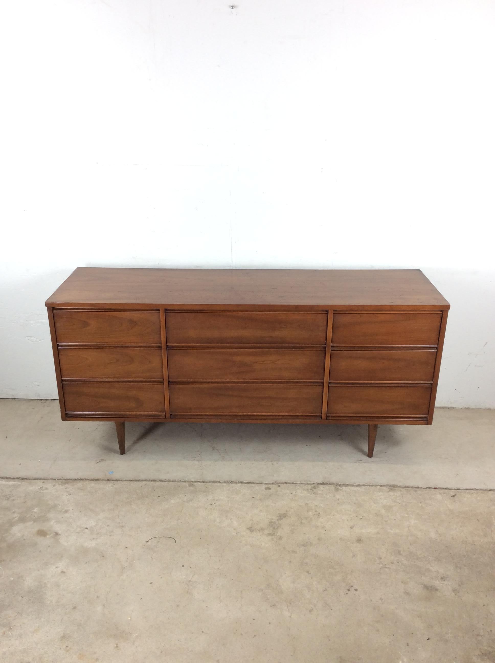 Mid-Century moderno Comò Lowboy moderno del Mid Century con 9 cassetti in vendita