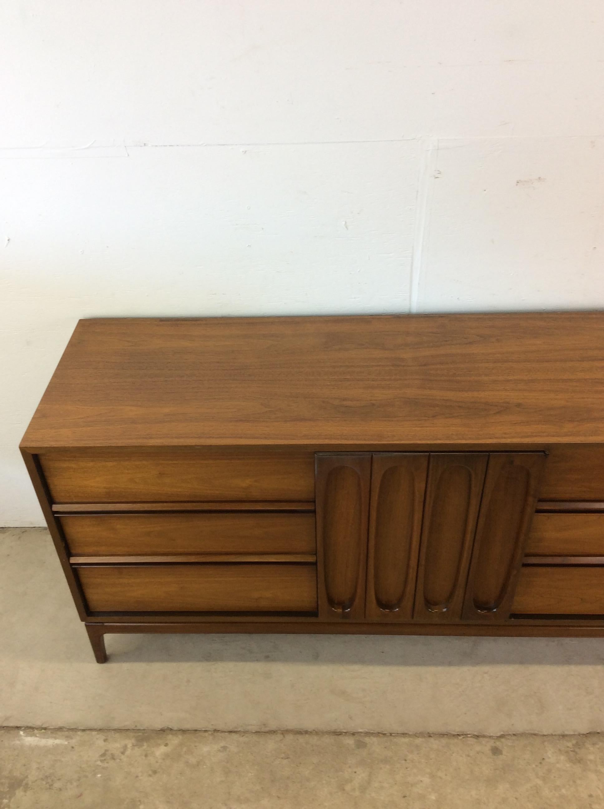 Impiallacciato Mid Century Modern Lowboy Dresser with 9 Drawers in vendita