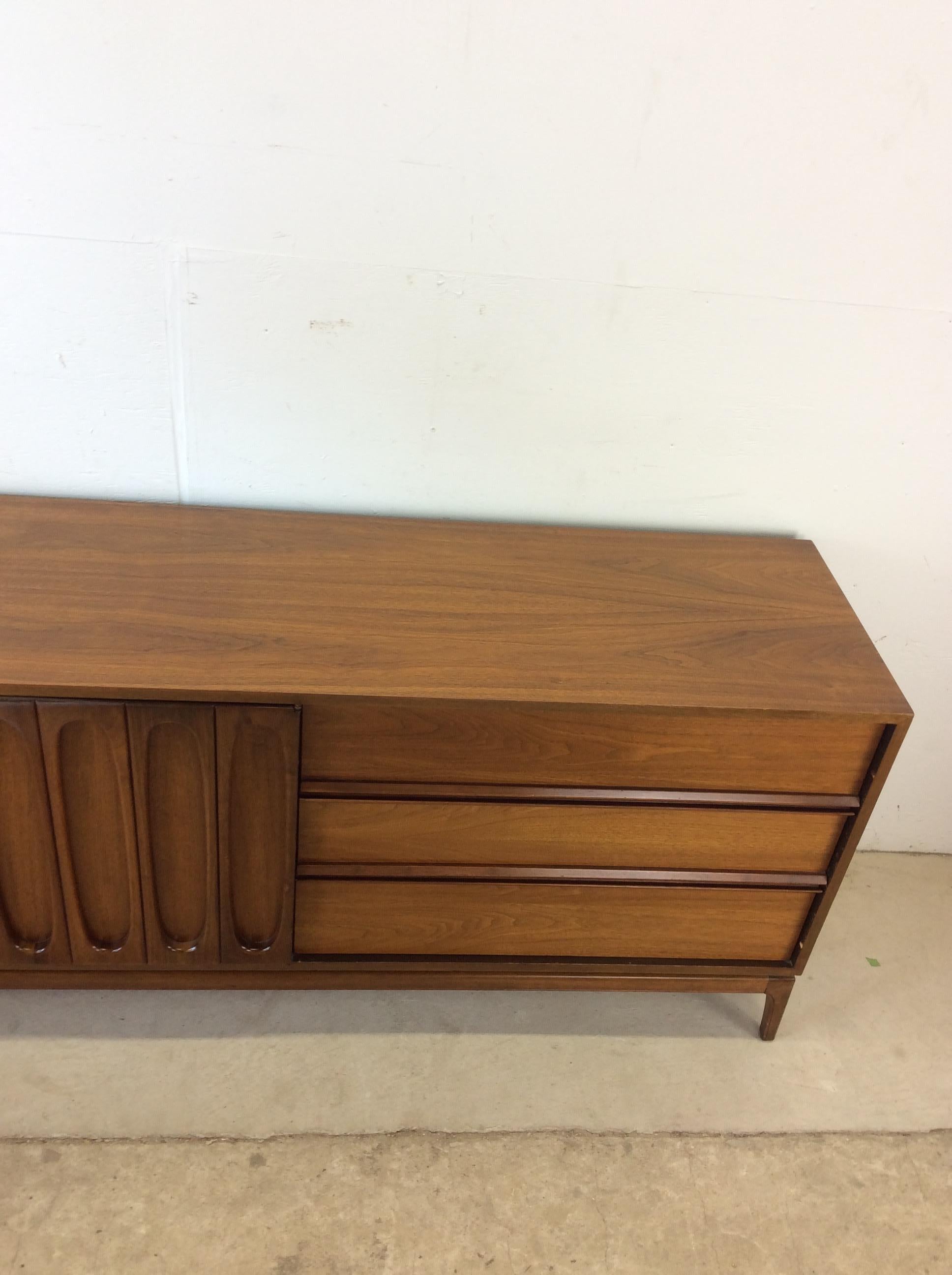 Mid Century Modern Lowboy Dresser with 9 Drawers In condizioni buone in vendita a Freehold, NJ