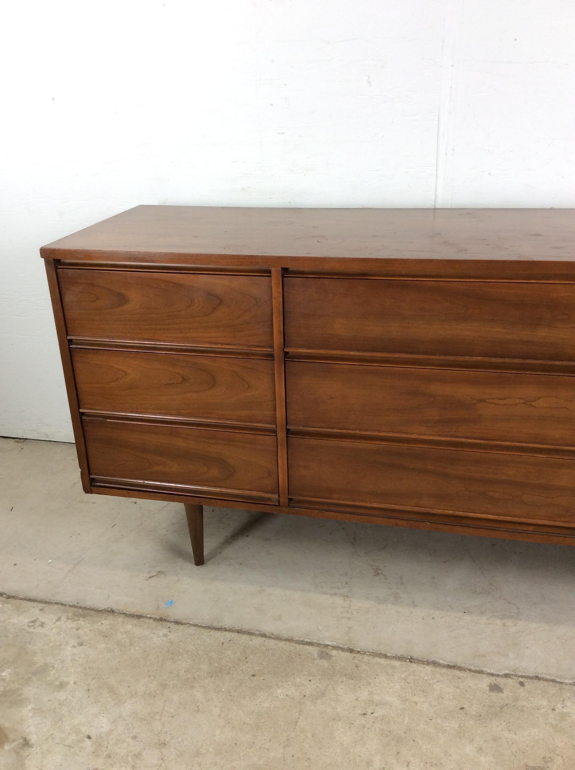 Comò Lowboy moderno del Mid Century con 9 cassetti In condizioni buone in vendita a Freehold, NJ