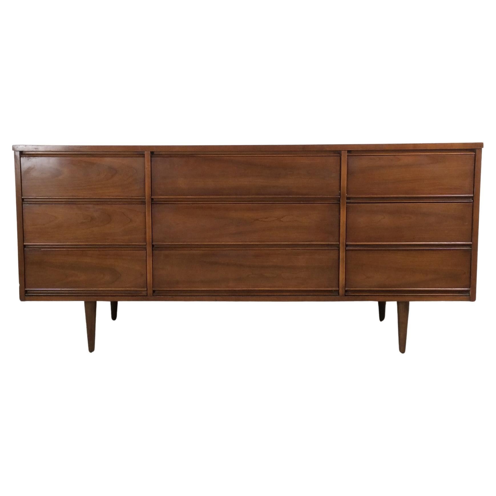 Comò Lowboy moderno del Mid Century con 9 cassetti