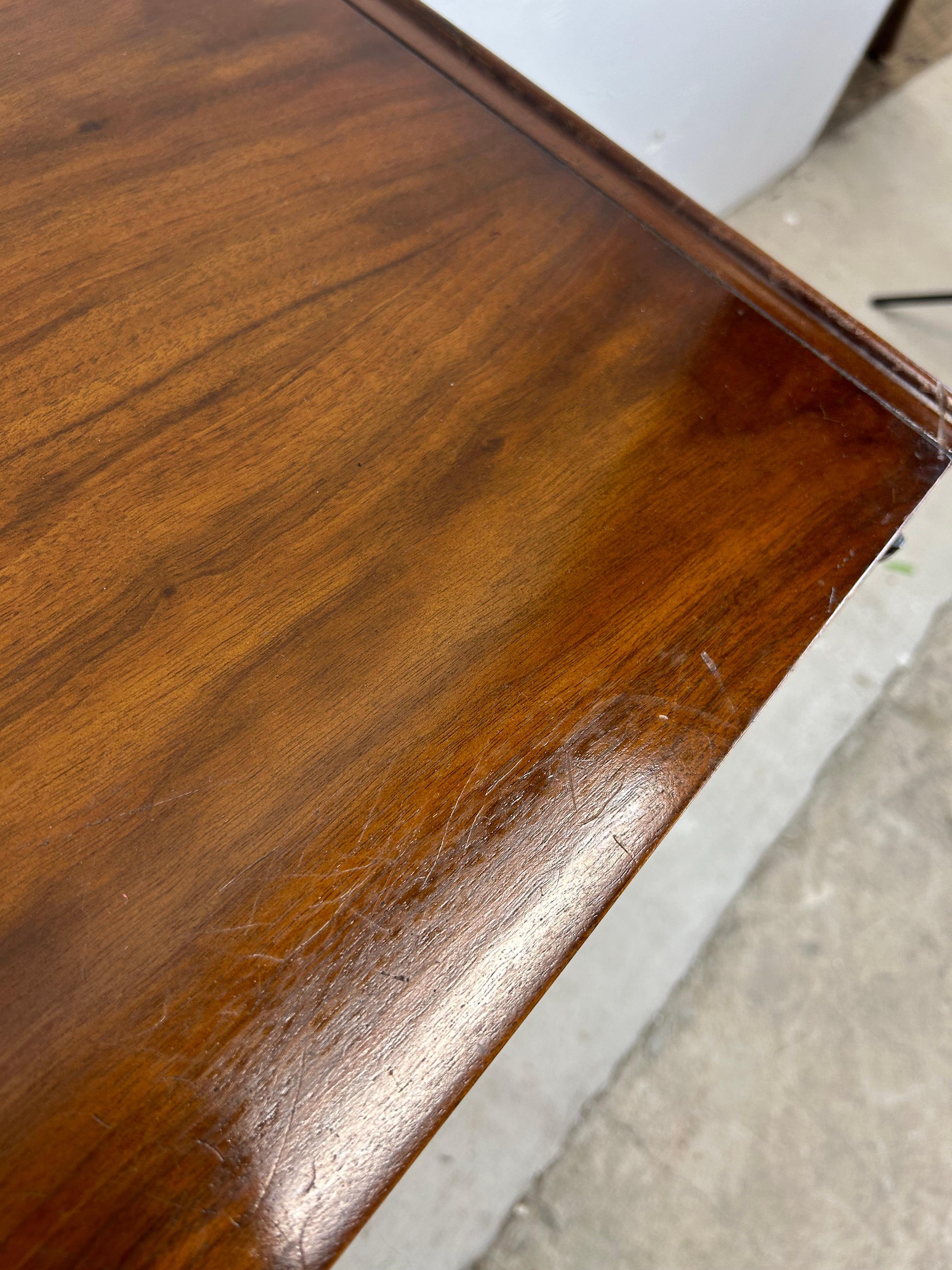 Comò Lowboy moderno del Medioevo con frontali a canne e specchio in vendita 3