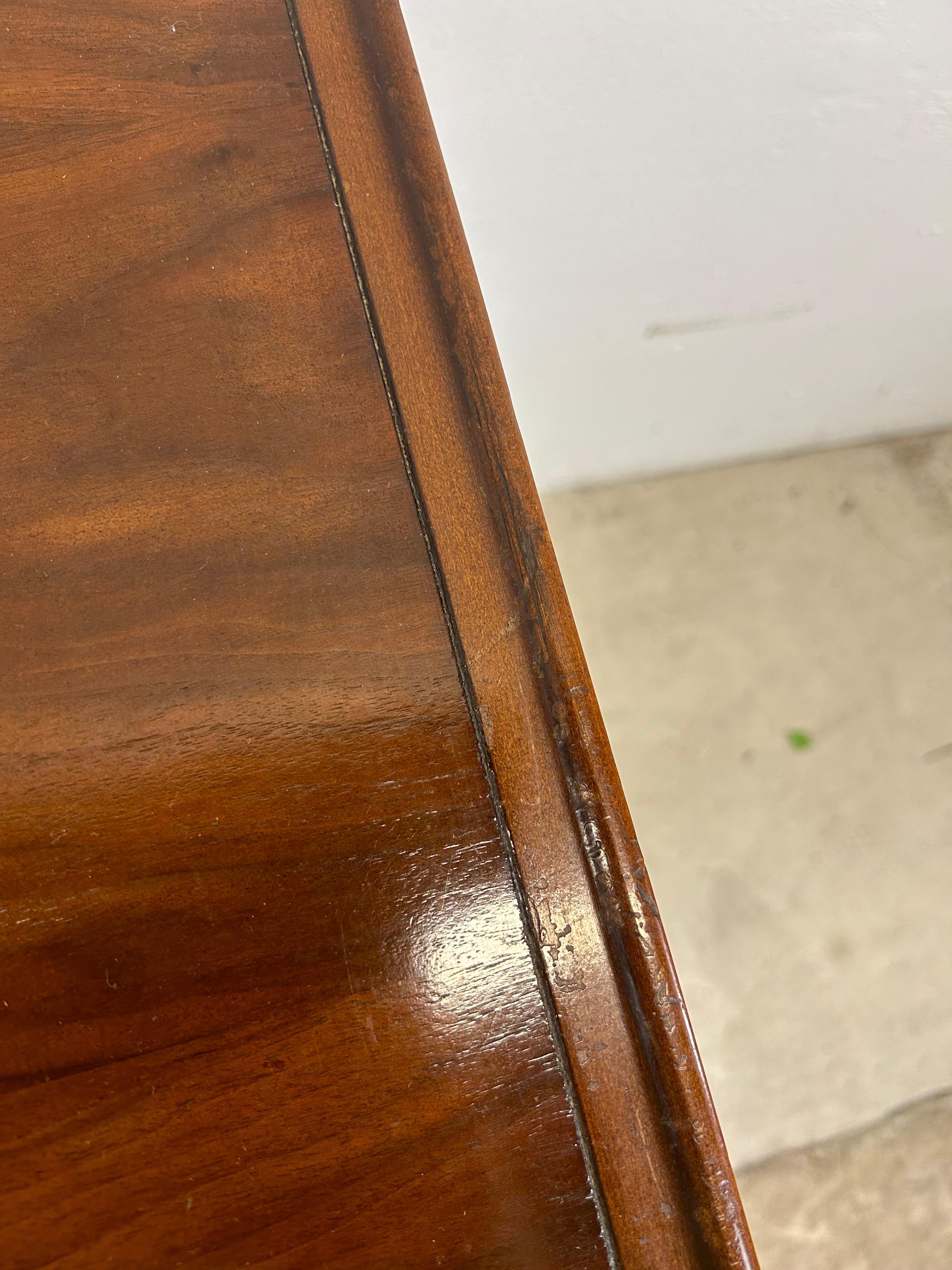 Comò Lowboy moderno del Medioevo con frontali a canne e specchio in vendita 4