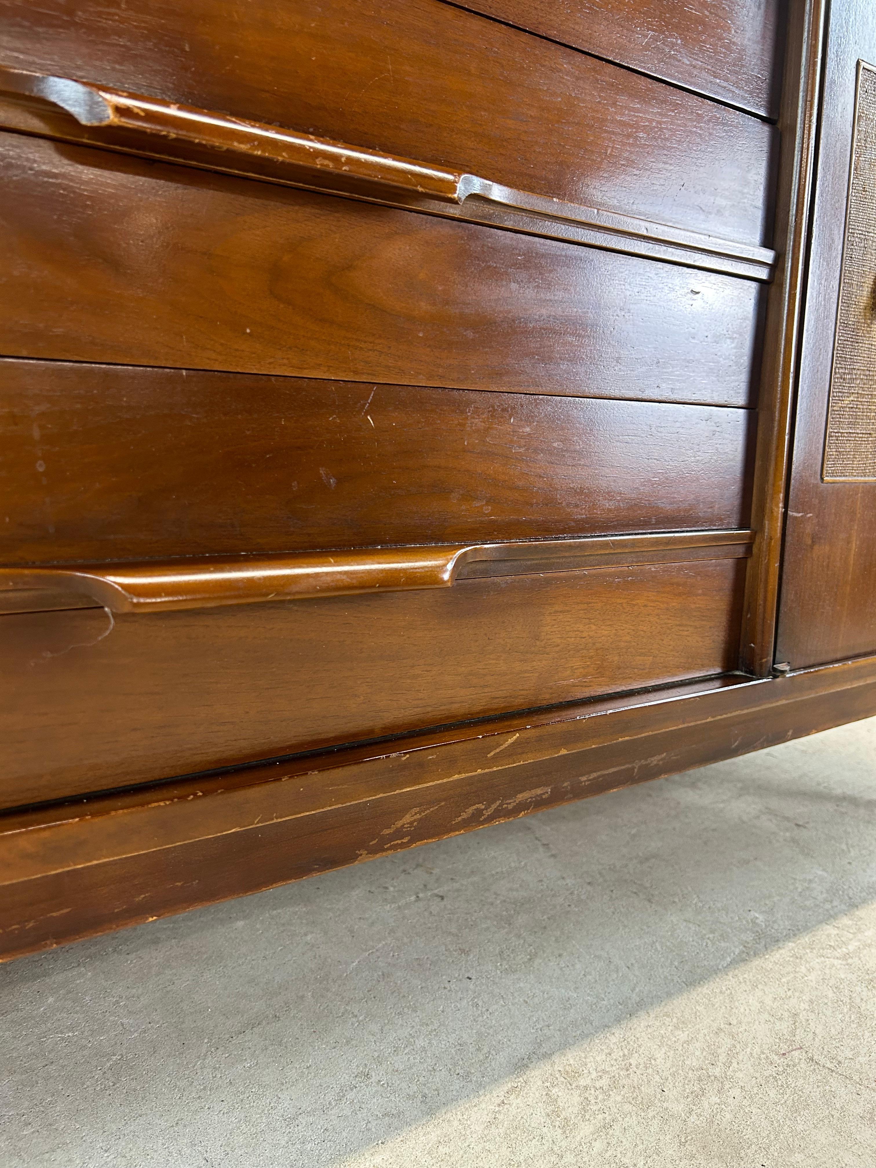 Comò Lowboy moderno del Medioevo con frontali a canne e specchio in vendita 6