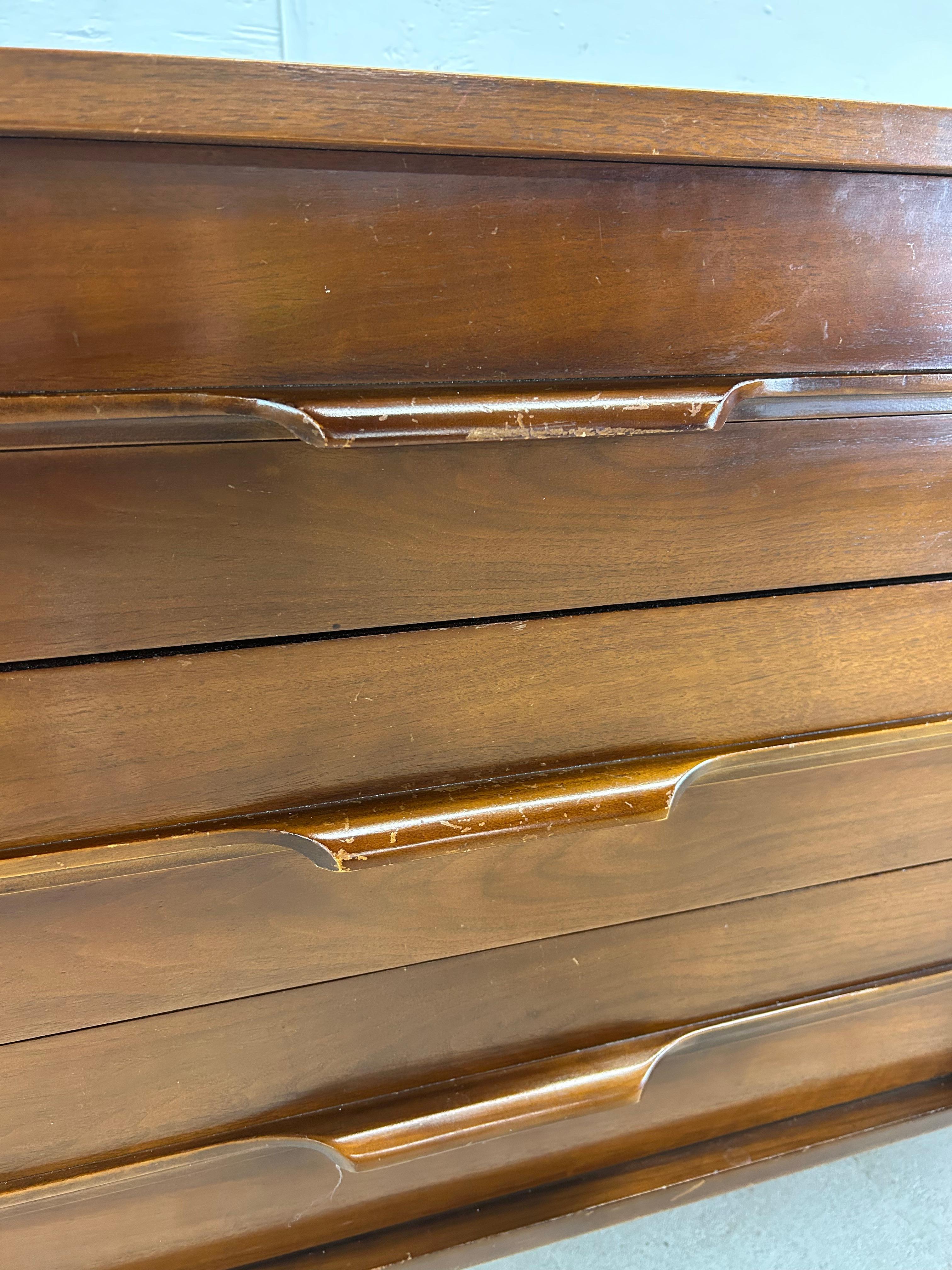 Comò Lowboy moderno del Medioevo con frontali a canne e specchio in vendita 7
