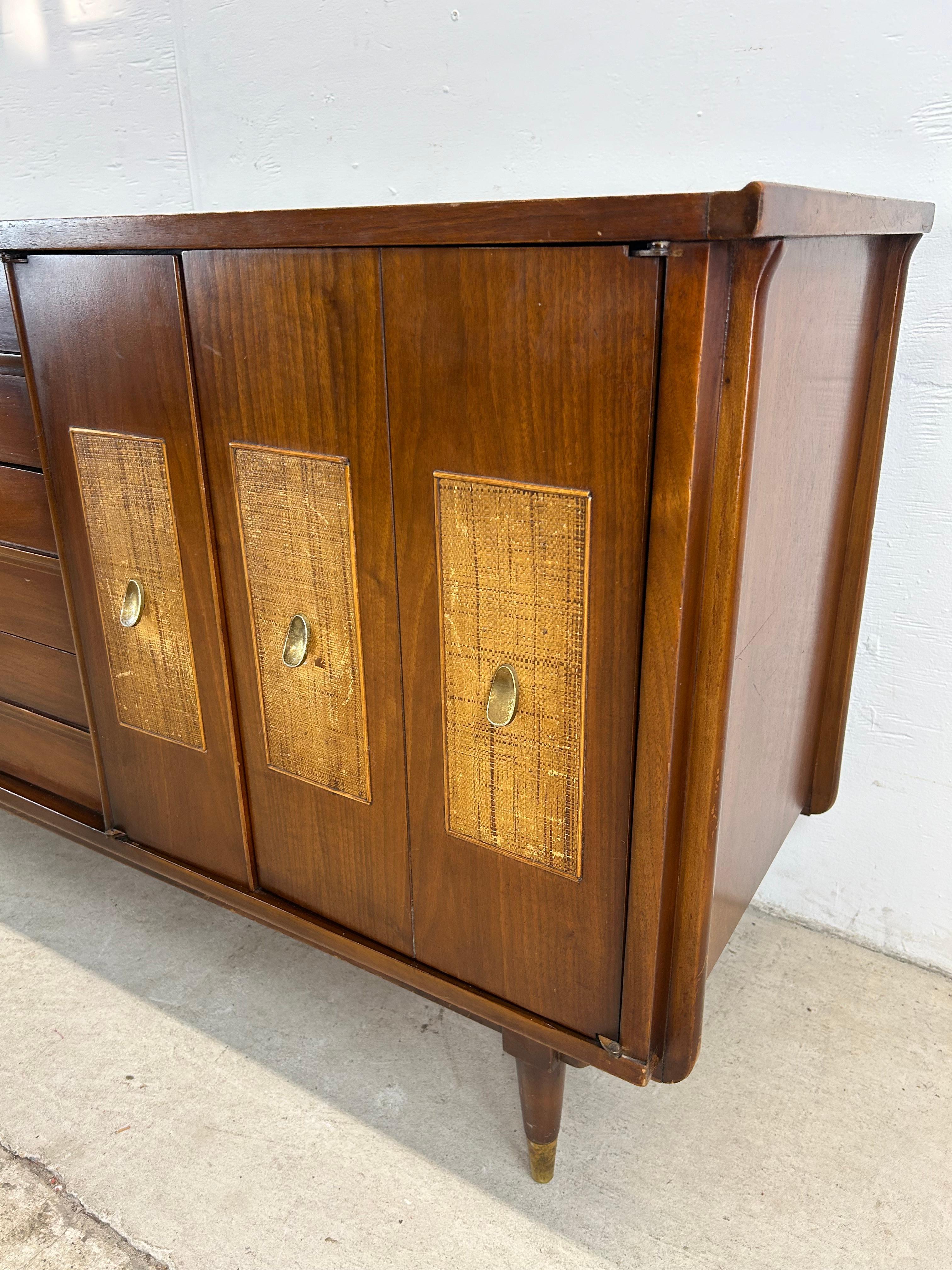 Comò Lowboy moderno del Medioevo con frontali a canne e specchio in vendita 8